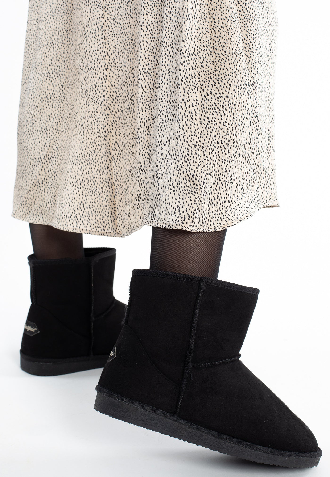 Paire de bottines fourrées Princesse noires vue de dos, jupe imprimée écrue au-dessus