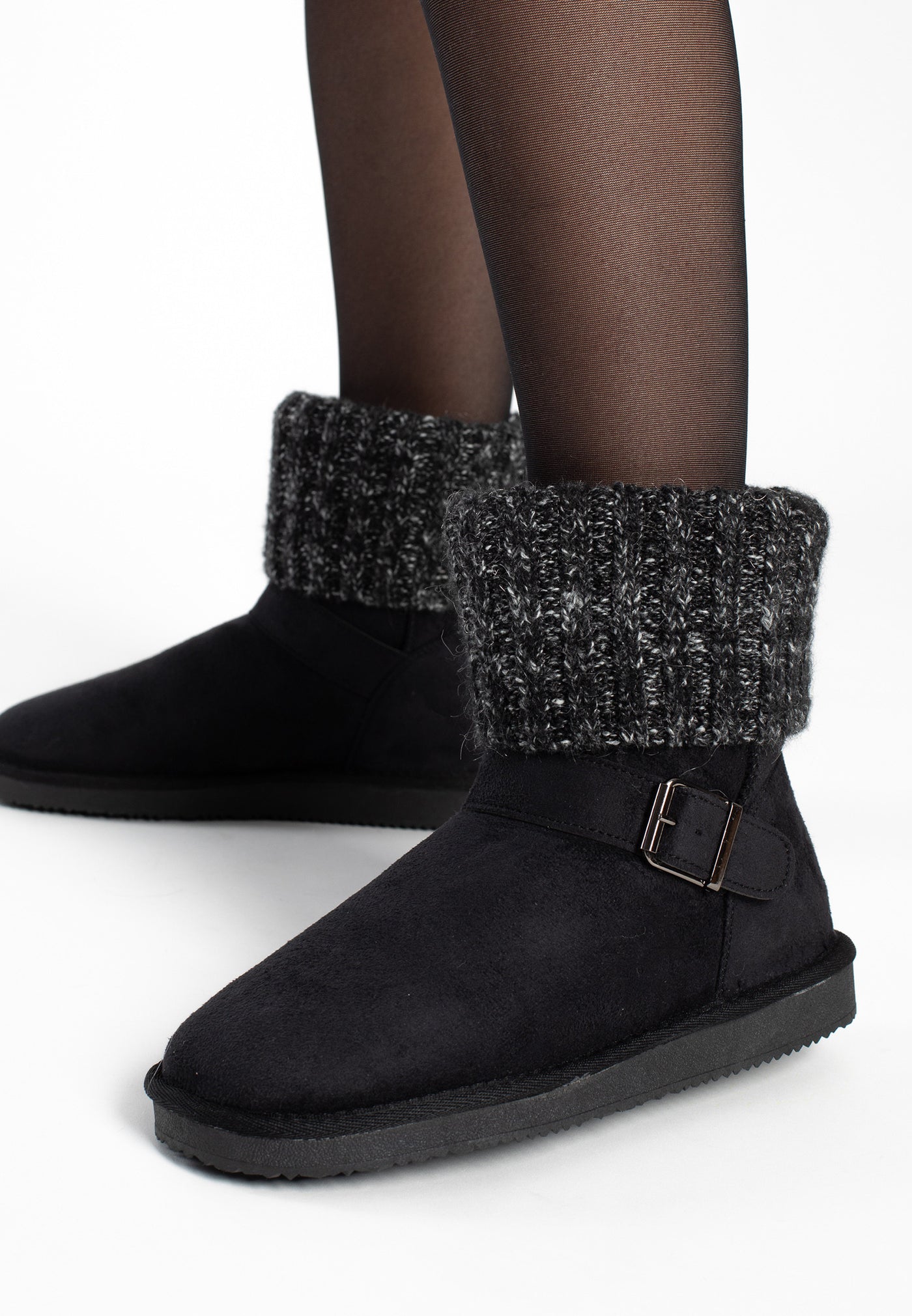 Bottines fourrées Kylie noires vues de près aux pieds, revers de maille chinée grise