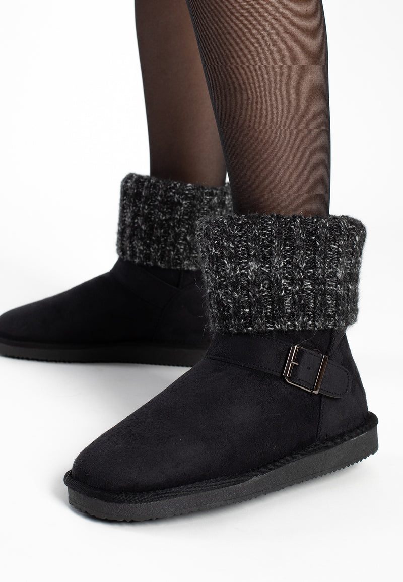 Bottines fourrées Kylie noires vues de près aux pieds, revers de maille chinée grise