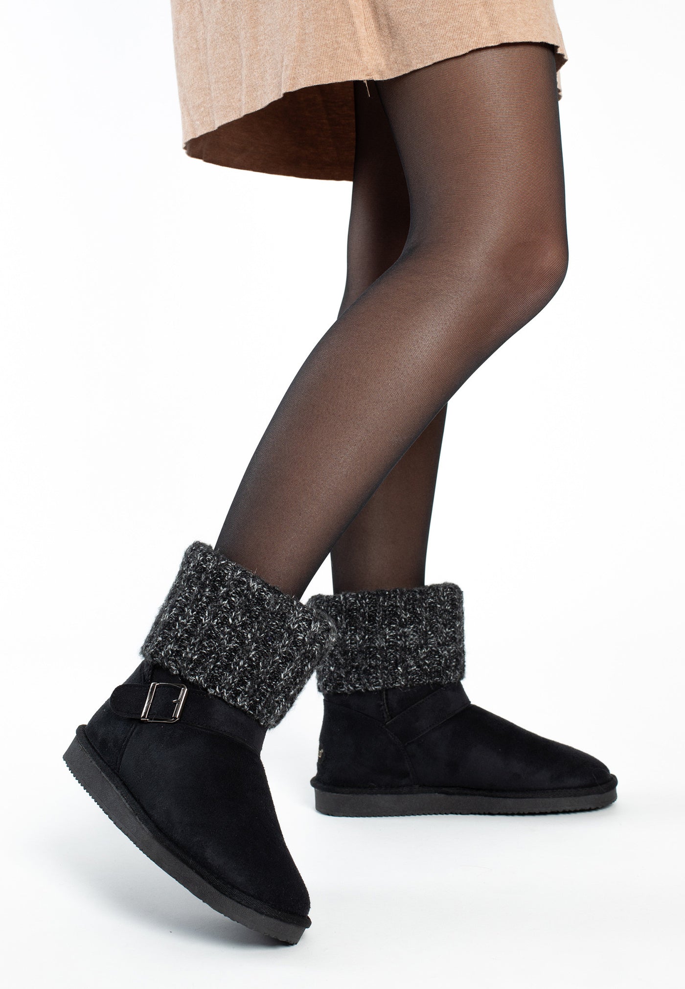 Bottines fourrées Kylie noires portées avec des collants et une jupe beige