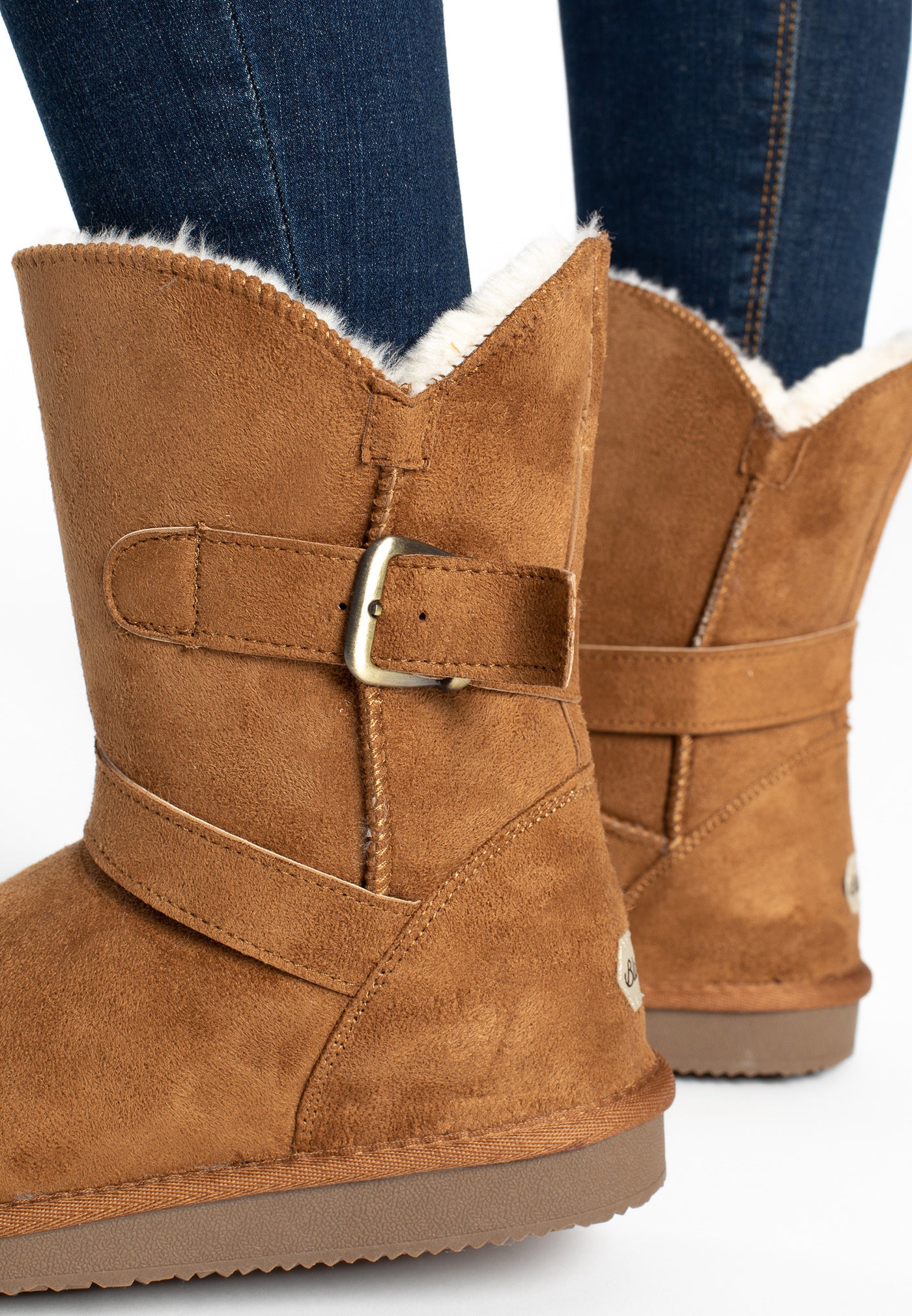 Bottines fourrées Eden camel vues de près, boucle laiton et doublure crème
