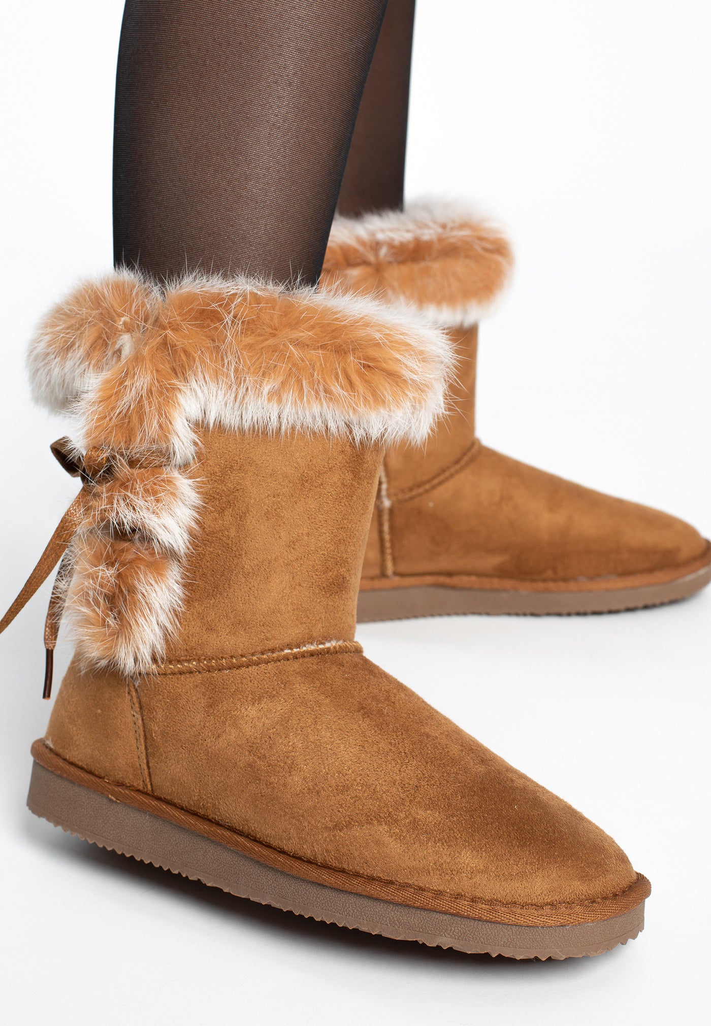 Bottines fourrées Chuckson camel vues de près, col chiné roux et lacet à pompons
