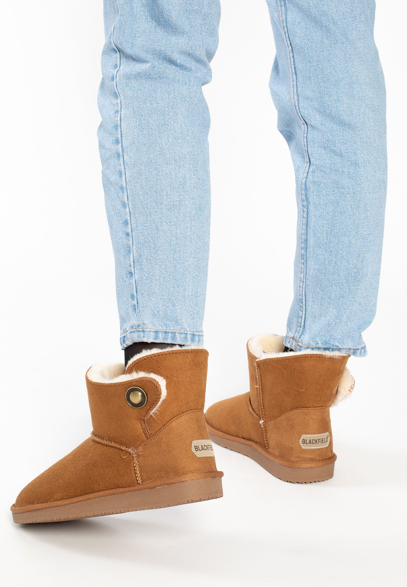Bottines fourrées Cayuga camel portées de dos, étiquettes Blackfield aux talons