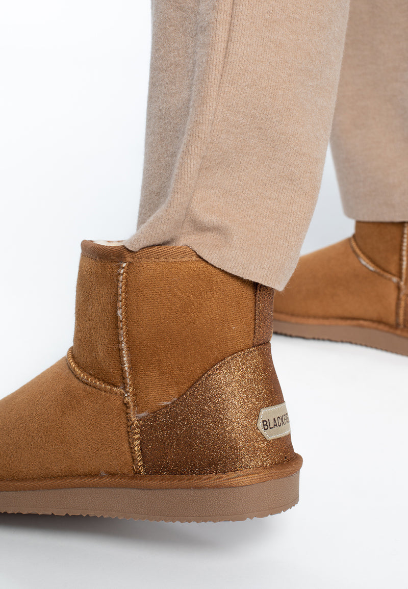 Bottines fourrées Casablanca camel portées de dos, empiècement pailleté bronze au talon