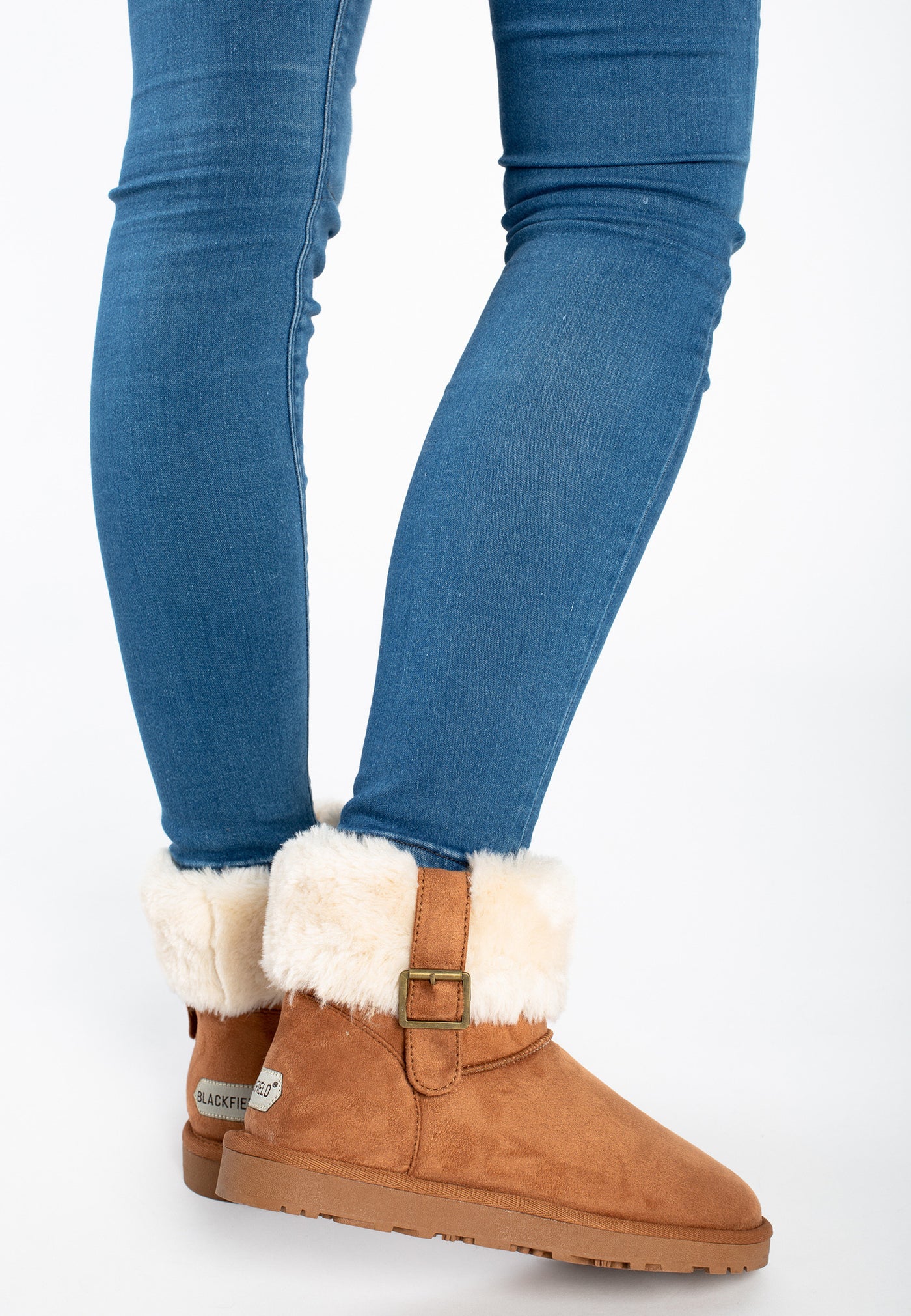 Bottines fourrées Afton camel portées de dos avec un jean, étiquette Blackfield