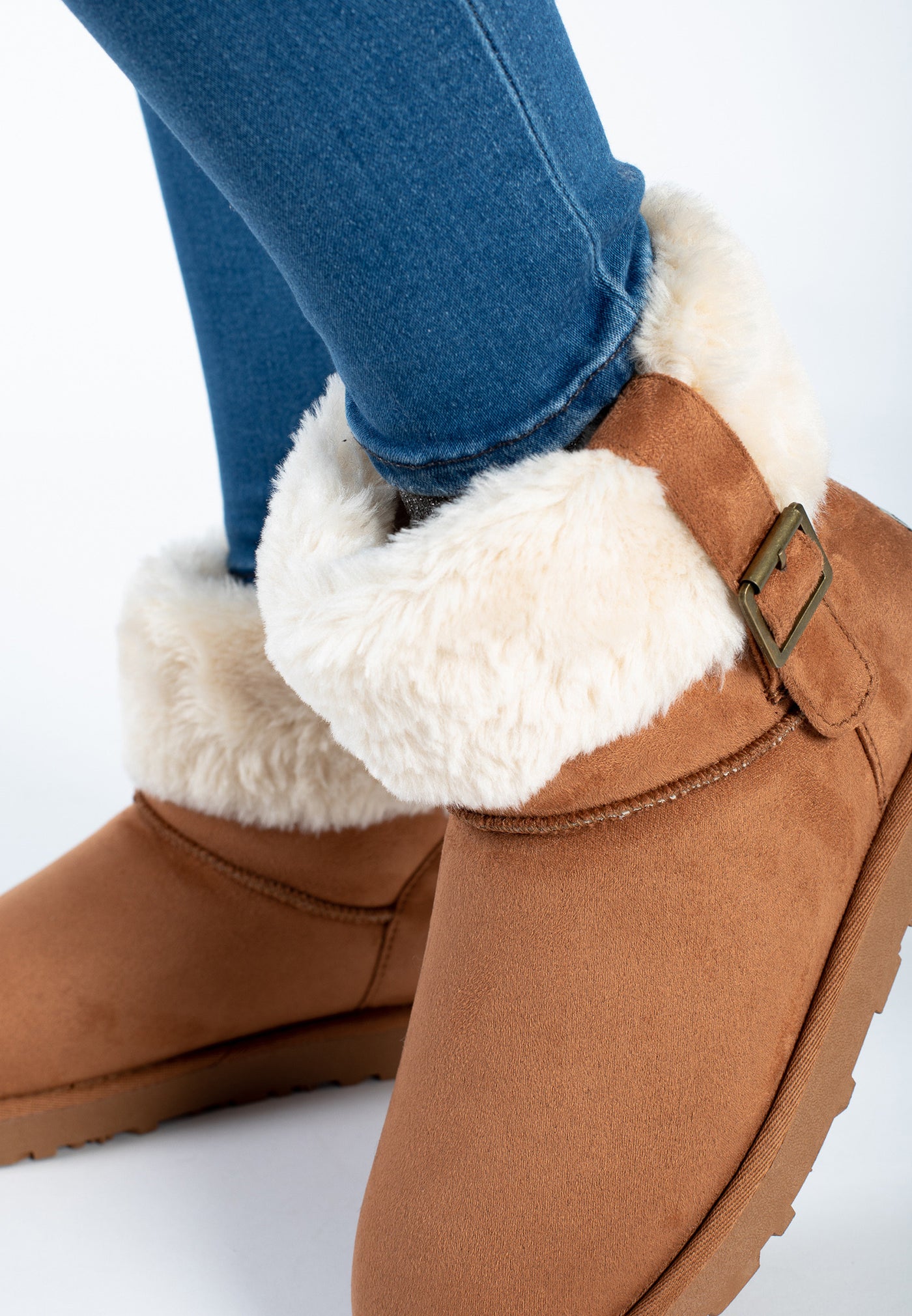 Bottine fourrée Afton camel portée de près avec un jean, boucle métallique visible