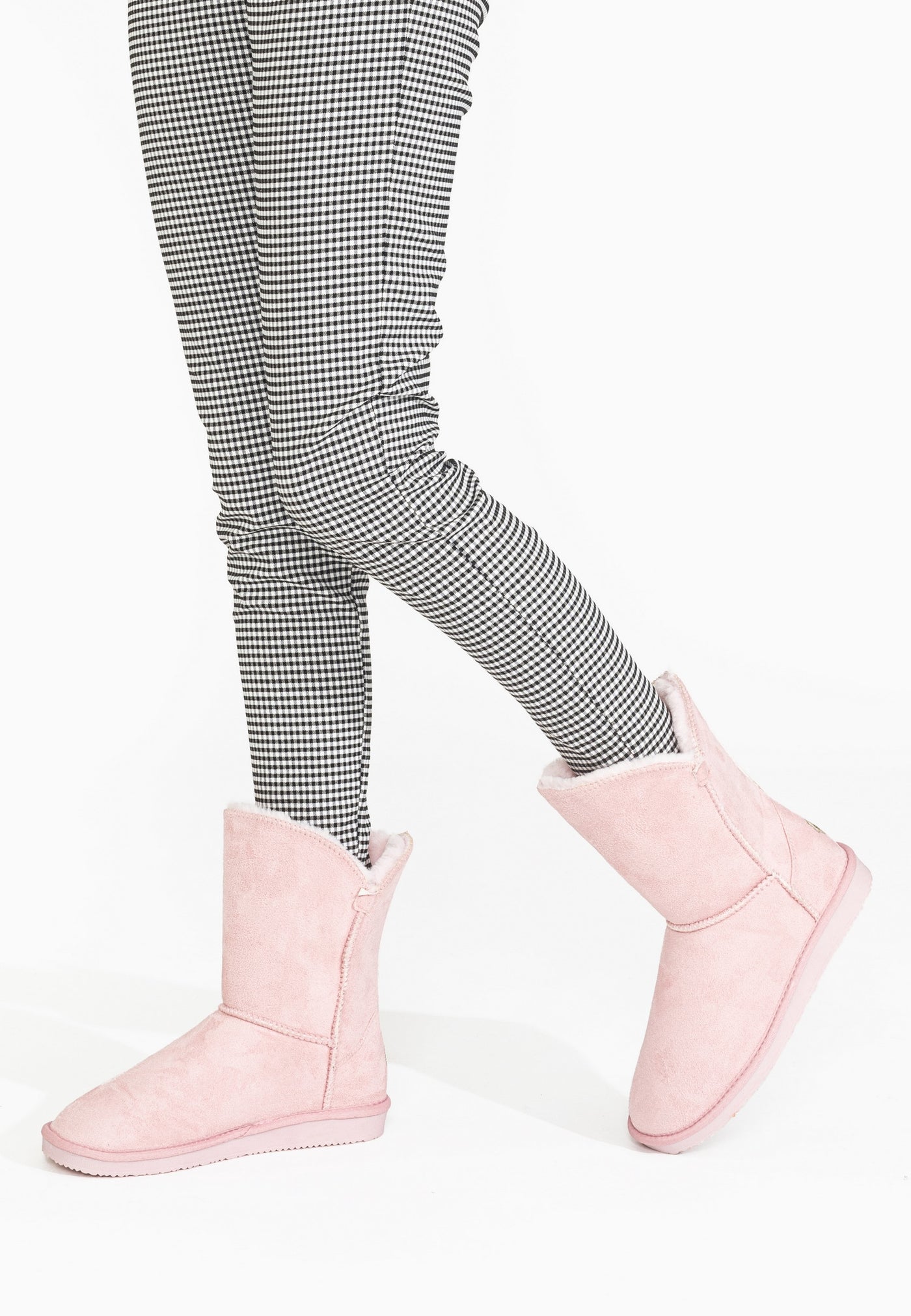 Bottines fourrées Ocean rose portées sur un pantalon pied-de-poule, une semelle levée