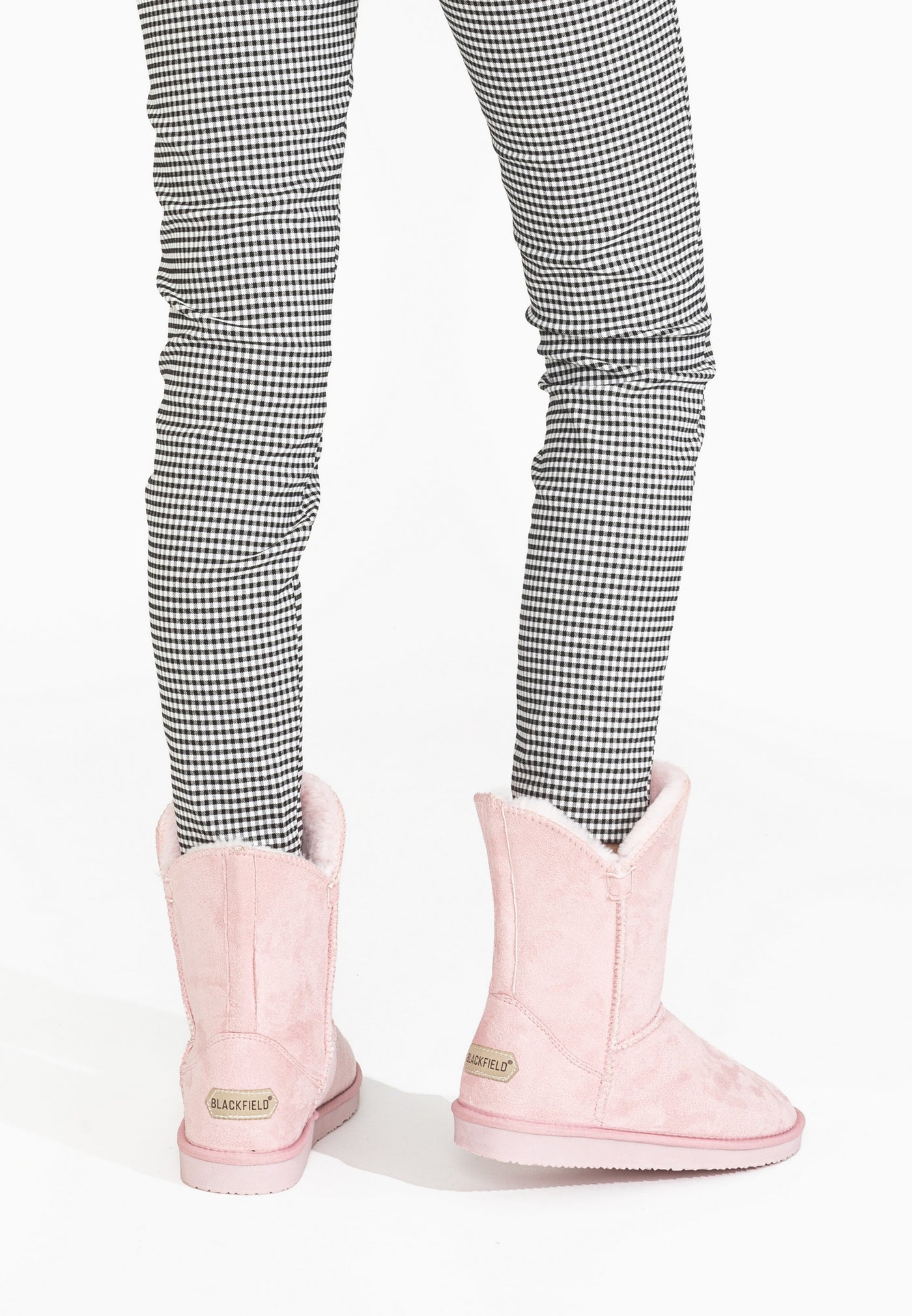 Bottines fourrées Ocean rose portées de dos, plaques Blackfield dorées aux talons