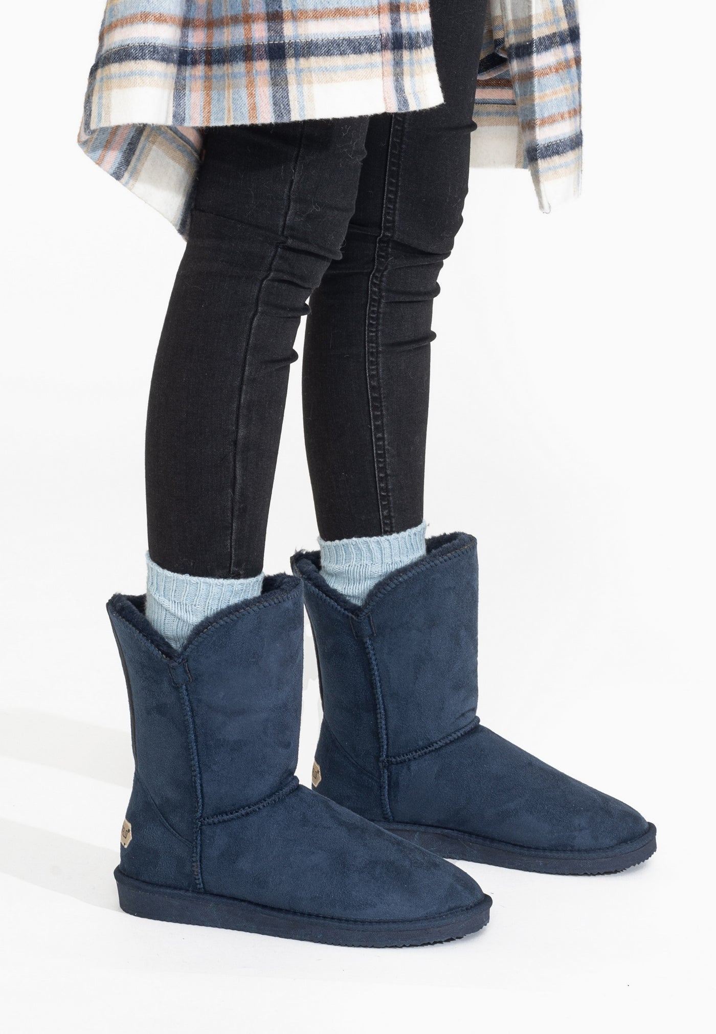 Bottines fourrées Ocean marine portées avec un jean noir et des chaussettes bleu ciel