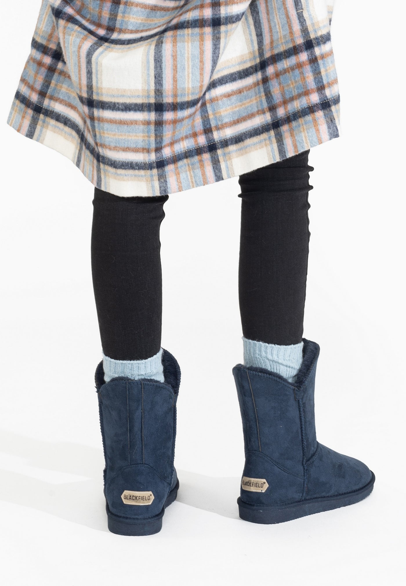 Bottines fourrées Ocean marine portées de dos, étiquettes beiges cousues aux talons