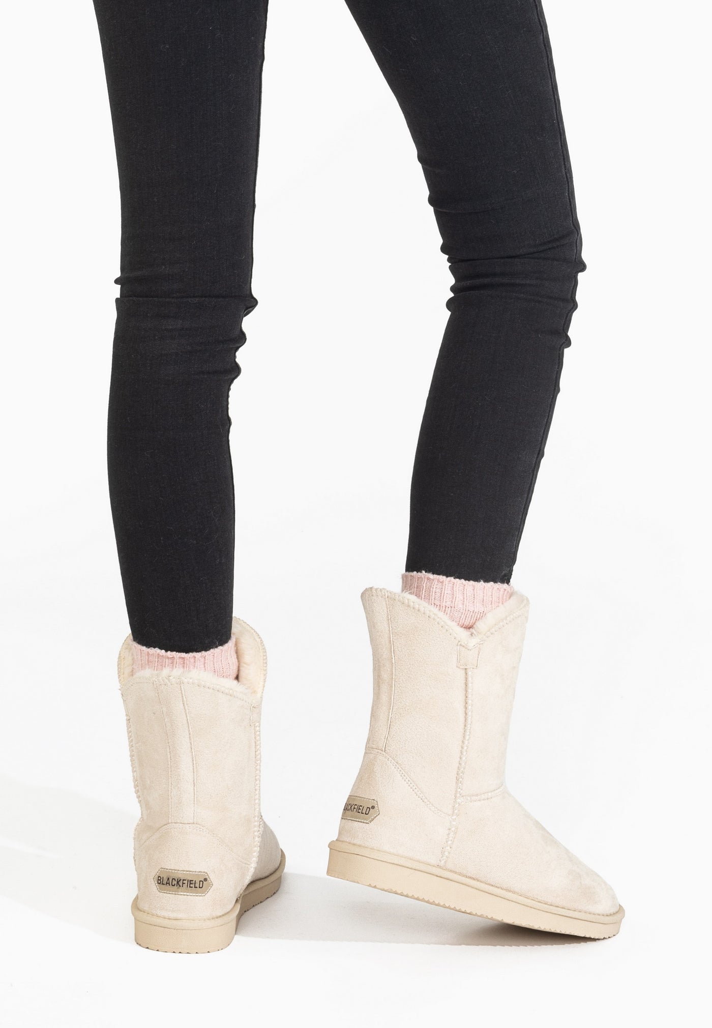 Bottines fourrées Ocean naturel portées de dos, étiquettes Blackfield aux talons