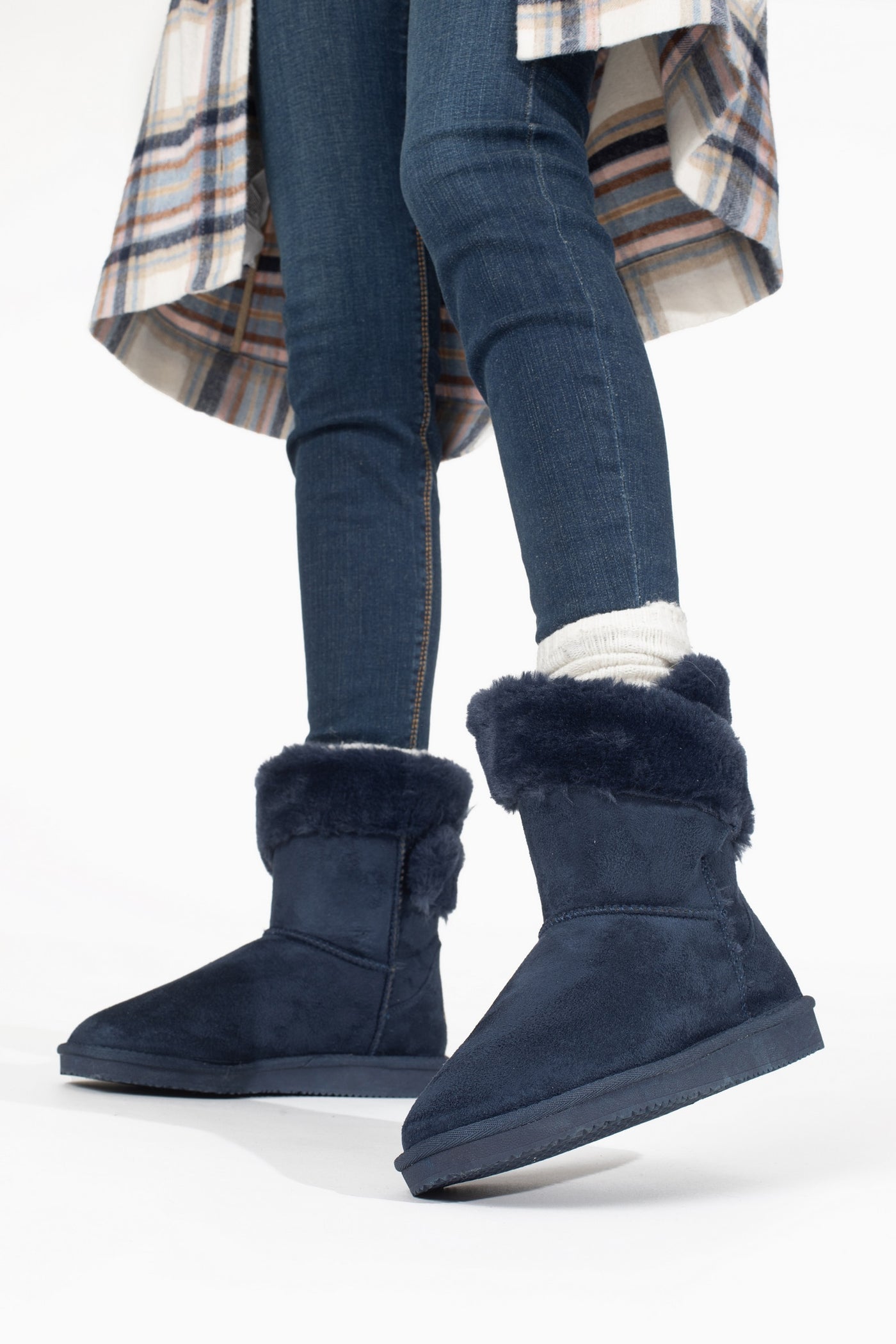 Bottines fourrées Barbara marine portées avec un jean et des chaussettes crème