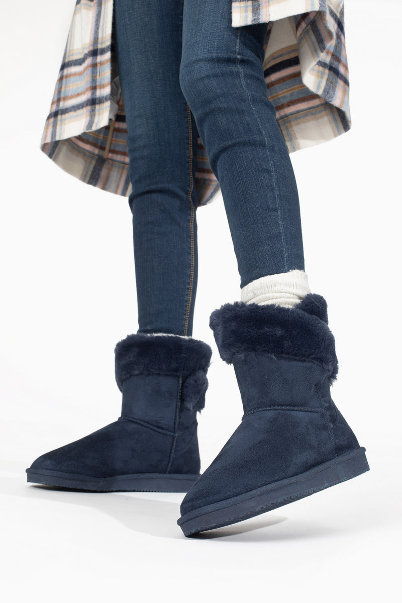 Bottines fourrées Barbara marine portées avec un jean et des chaussettes crème