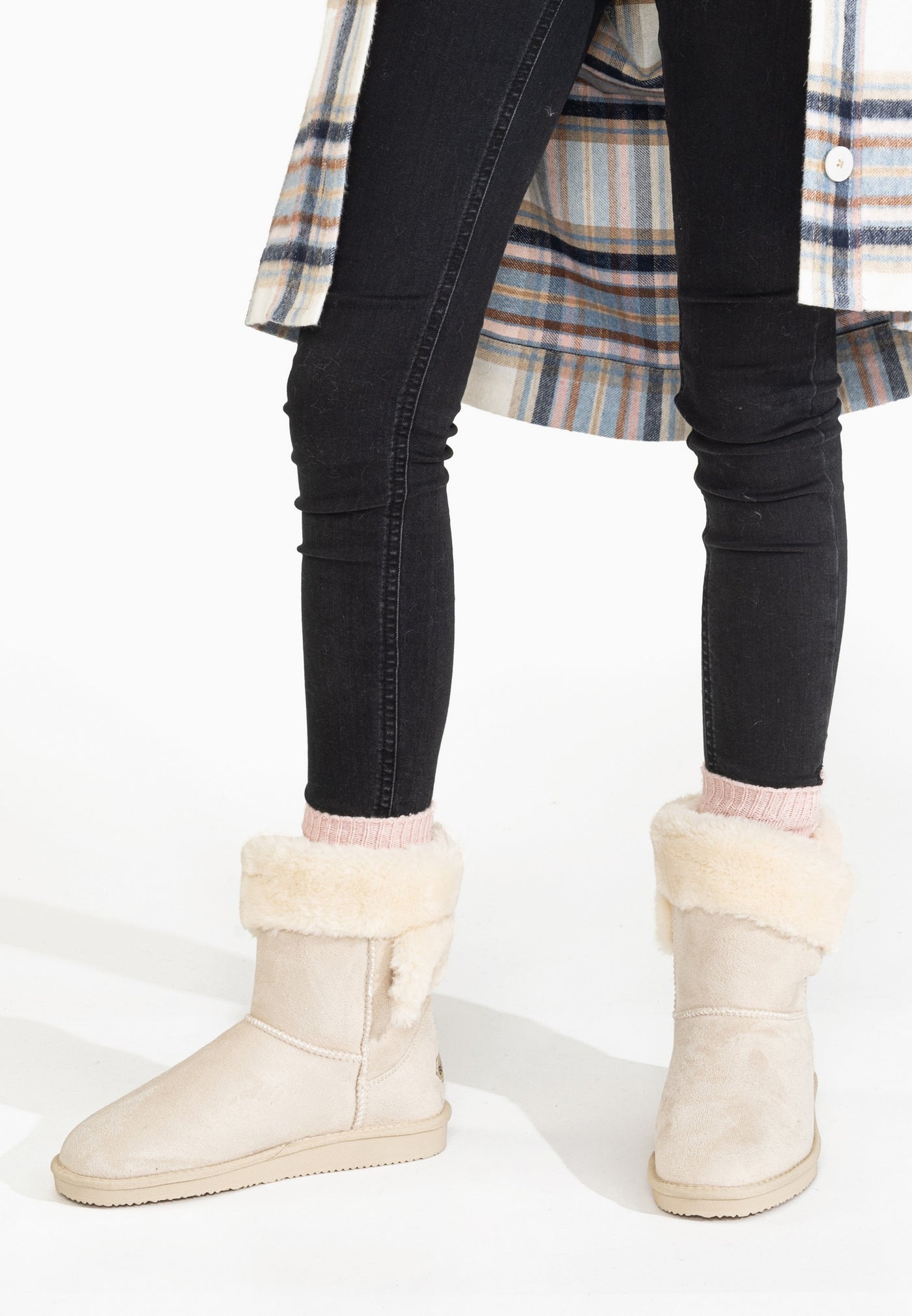 Bottines fourrées Barbara naturel portées avec un legging noir et des socquettes roses