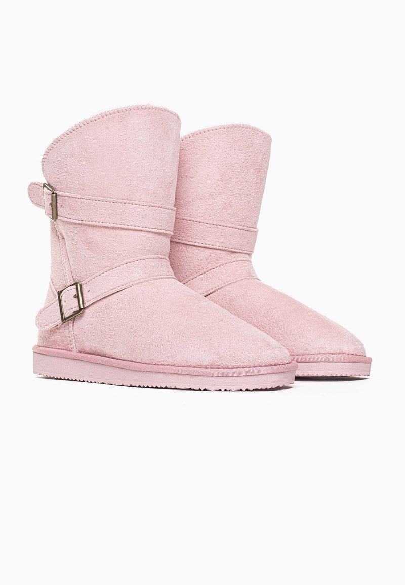 Paire de bottines fourrées Camphor rose de trois-quarts, brides croisées et boucles laiton
