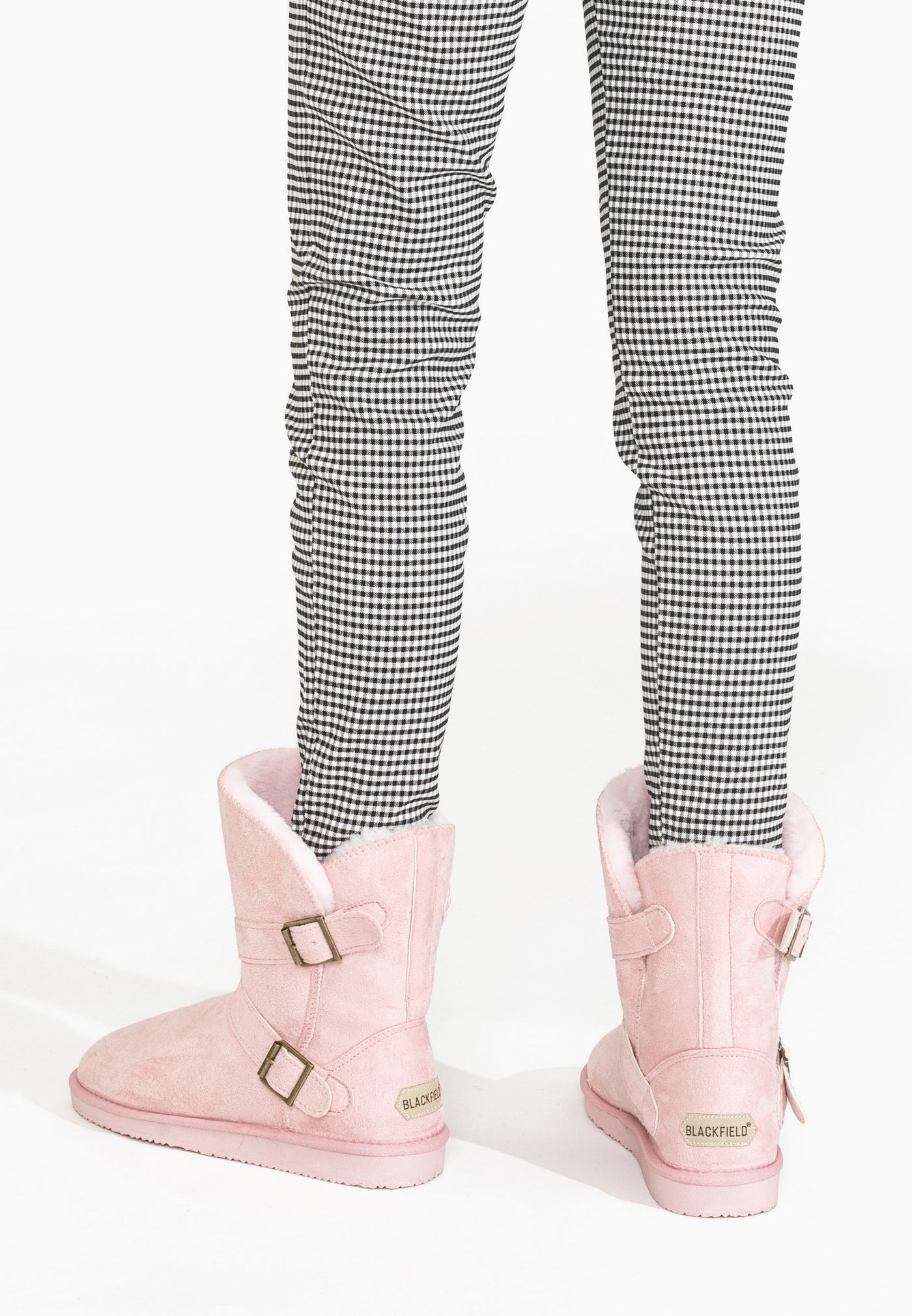 Bottines fourrées Camphor rose portées de dos, plaque Blackfield dorée à chaque talon
