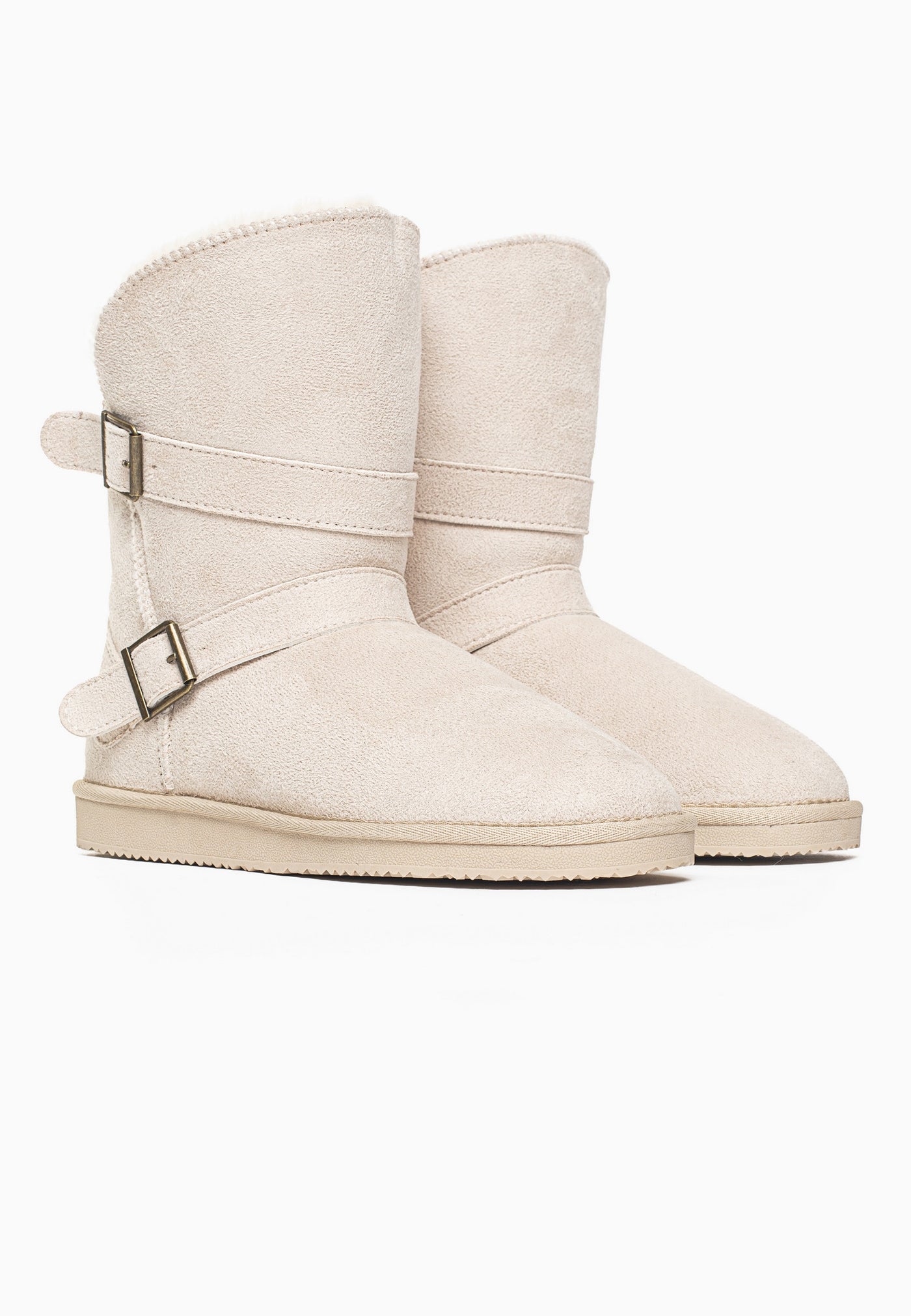 Paire de bottines fourrées Camphor naturel de trois-quarts, boucles laiton sur l'écru