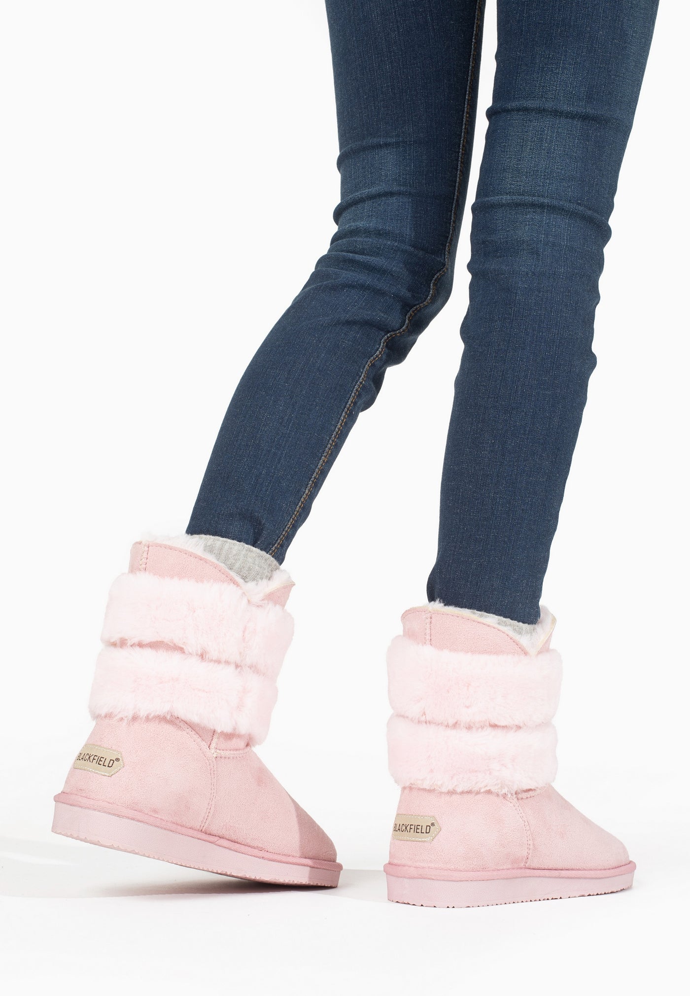 Bottines fourrées Erie rose portées de dos, étiquettes dorées lisibles aux deux talons