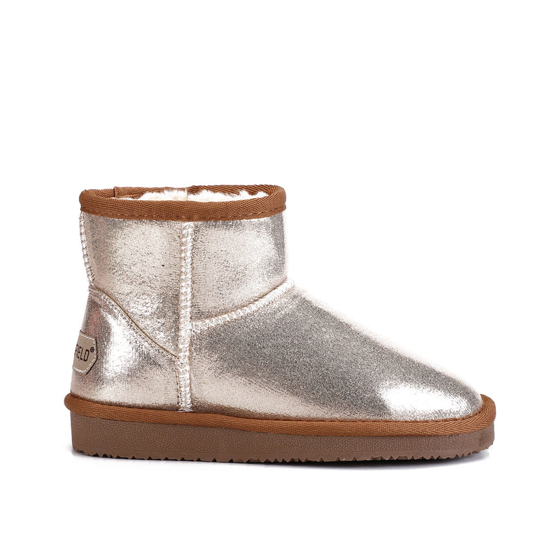 Botte fourrée enfant Agnes beige de trois-quarts, tige courte qui se glisse au pied