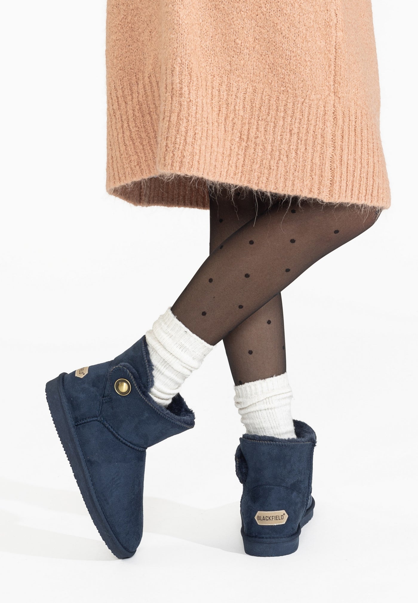 Bottines fourrées Cayuga marine portées, étiquette Blackfield dorée au talon