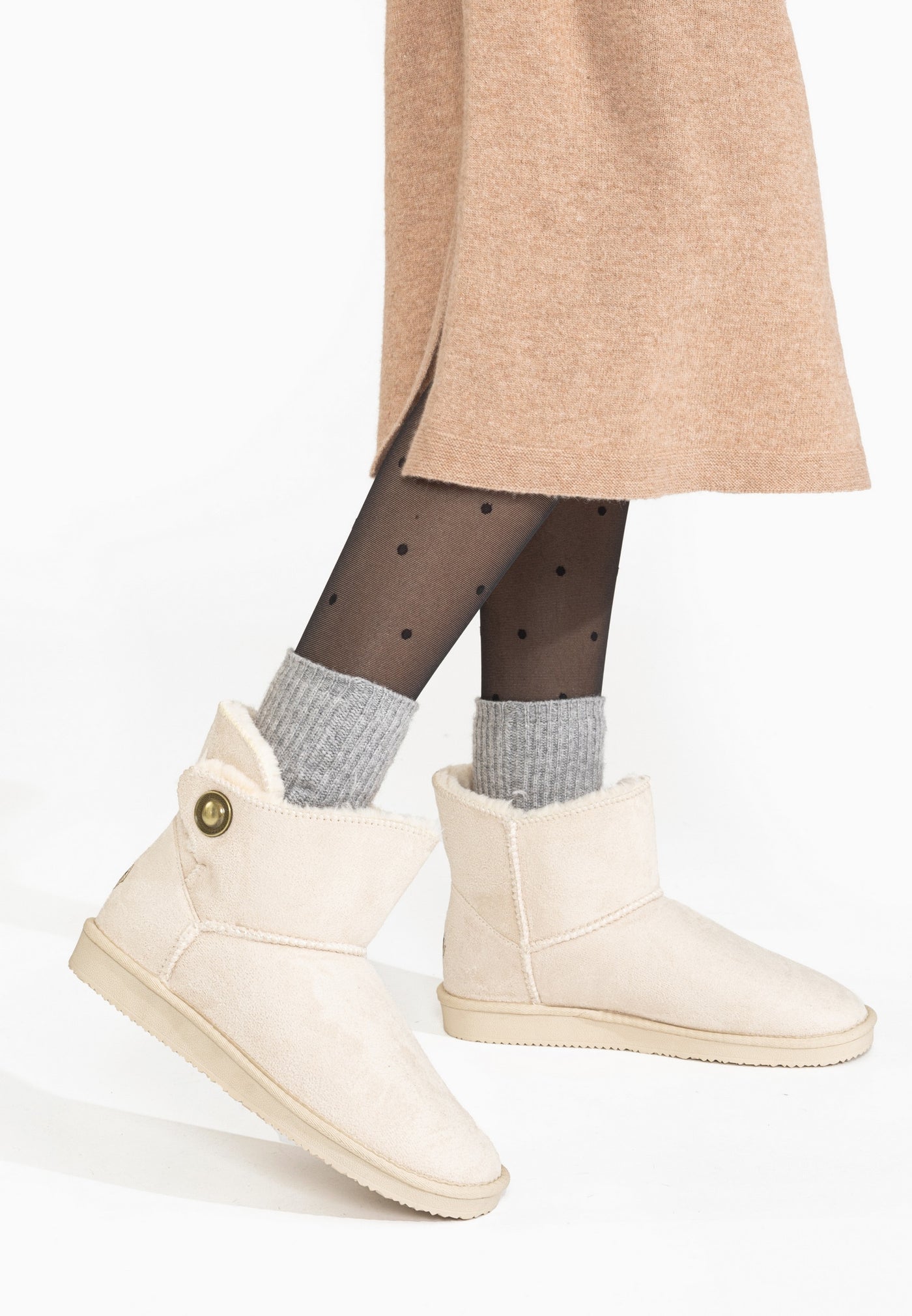 Bottines fourrées Cayuga naturel portées sous une jupe longue, chaussettes grises