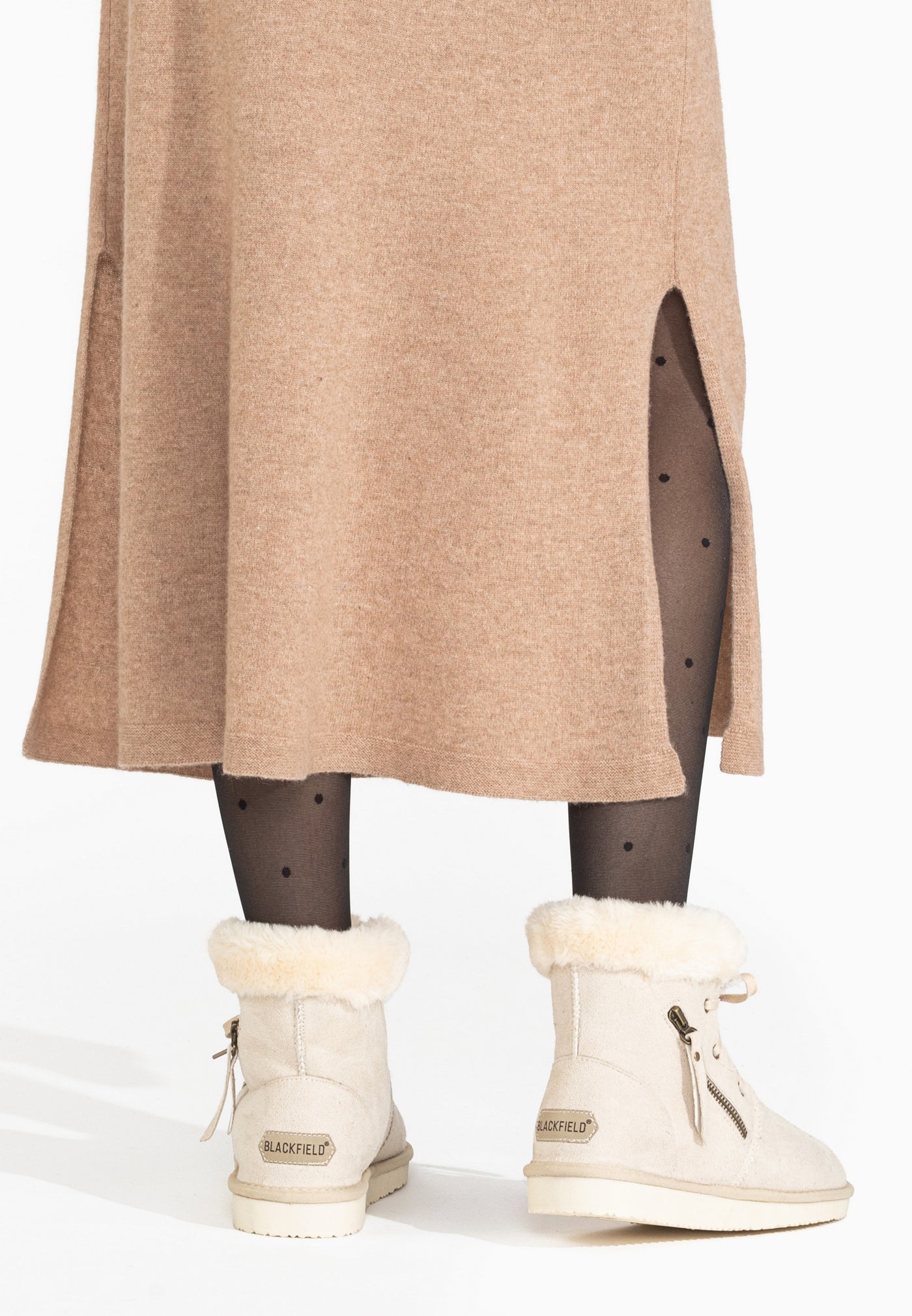 Bottines fourrées Celia naturel portées de dos, étiquettes Blackfield aux talons