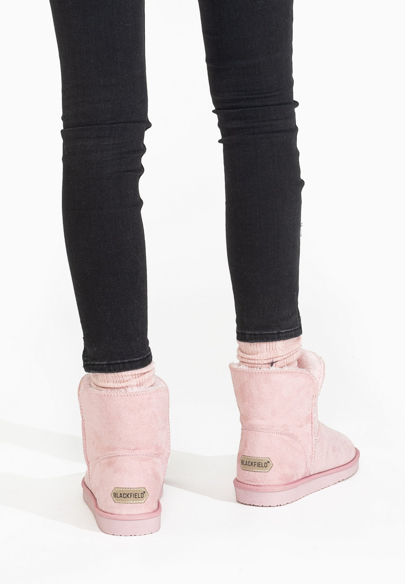 Bottines fourrées Bellevue roses portées de dos, étiquettes Blackfield aux talons