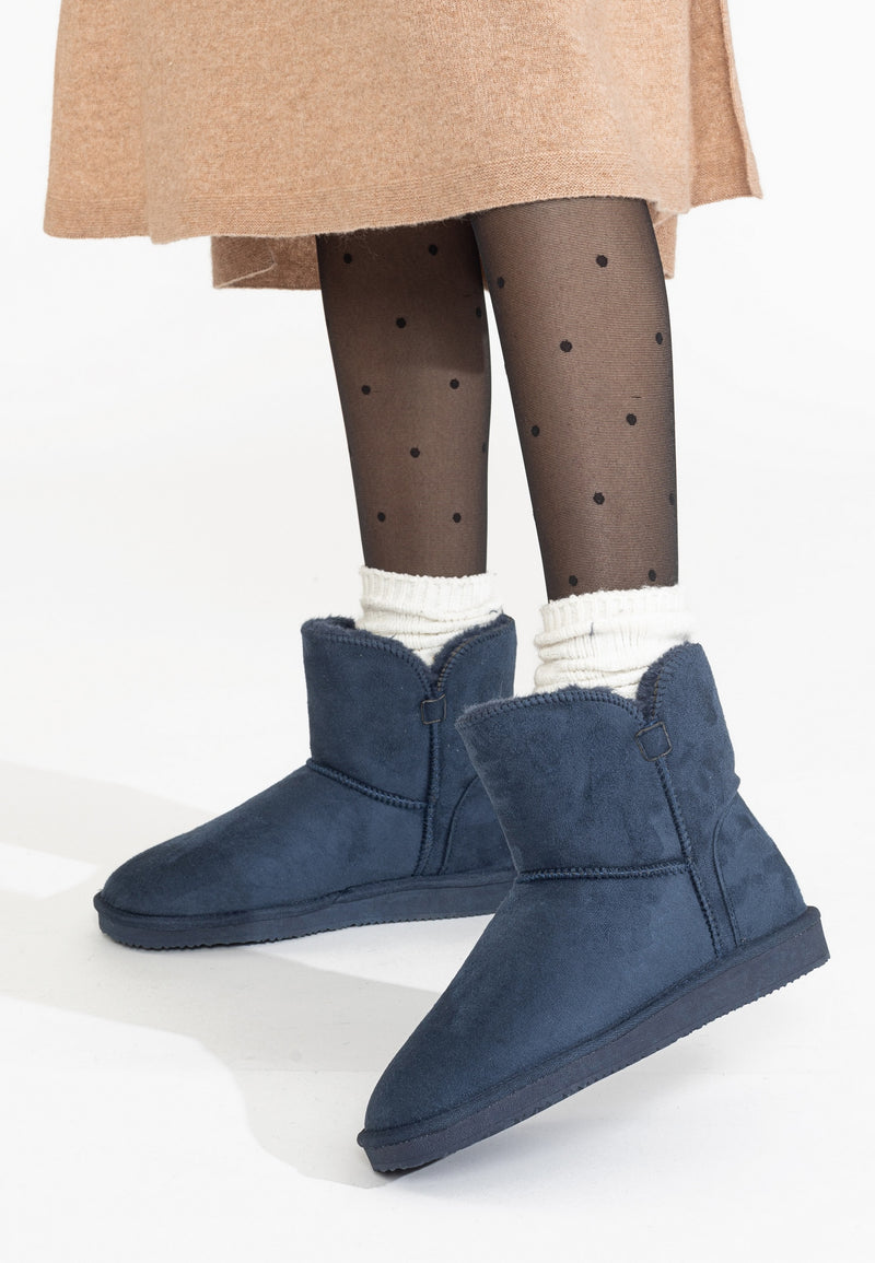 Bottines fourrées Bellevue marine portées avec chaussettes blanches et collant à pois