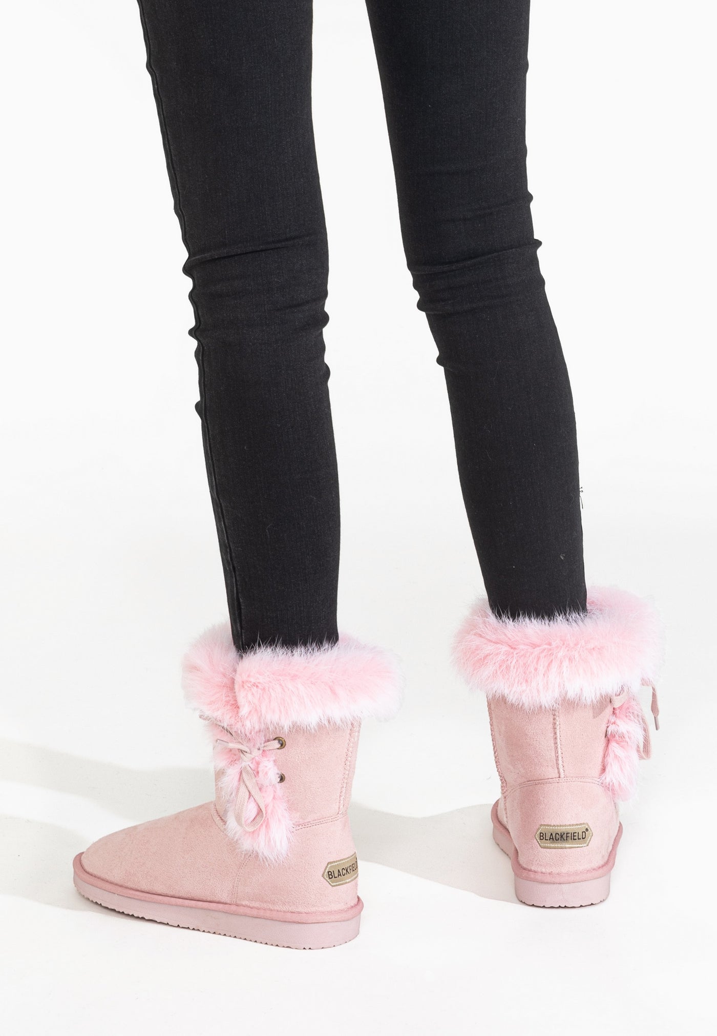 Deux bottines Mi-mollet Chuckson roses fourrées vues de dos, étiquette dorée au talon
