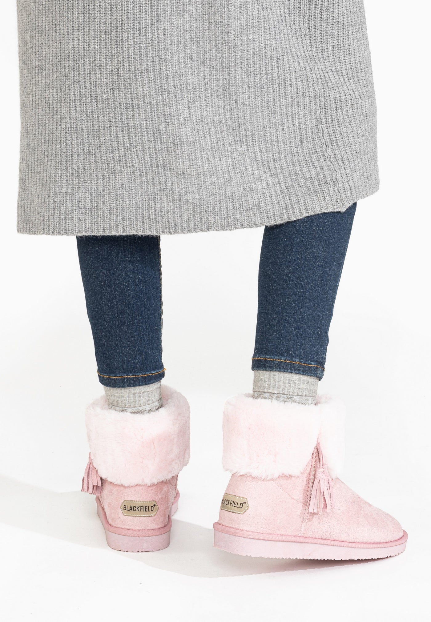 Bottines fourrées Clary roses portées de dos, étiquettes dorées aux talons