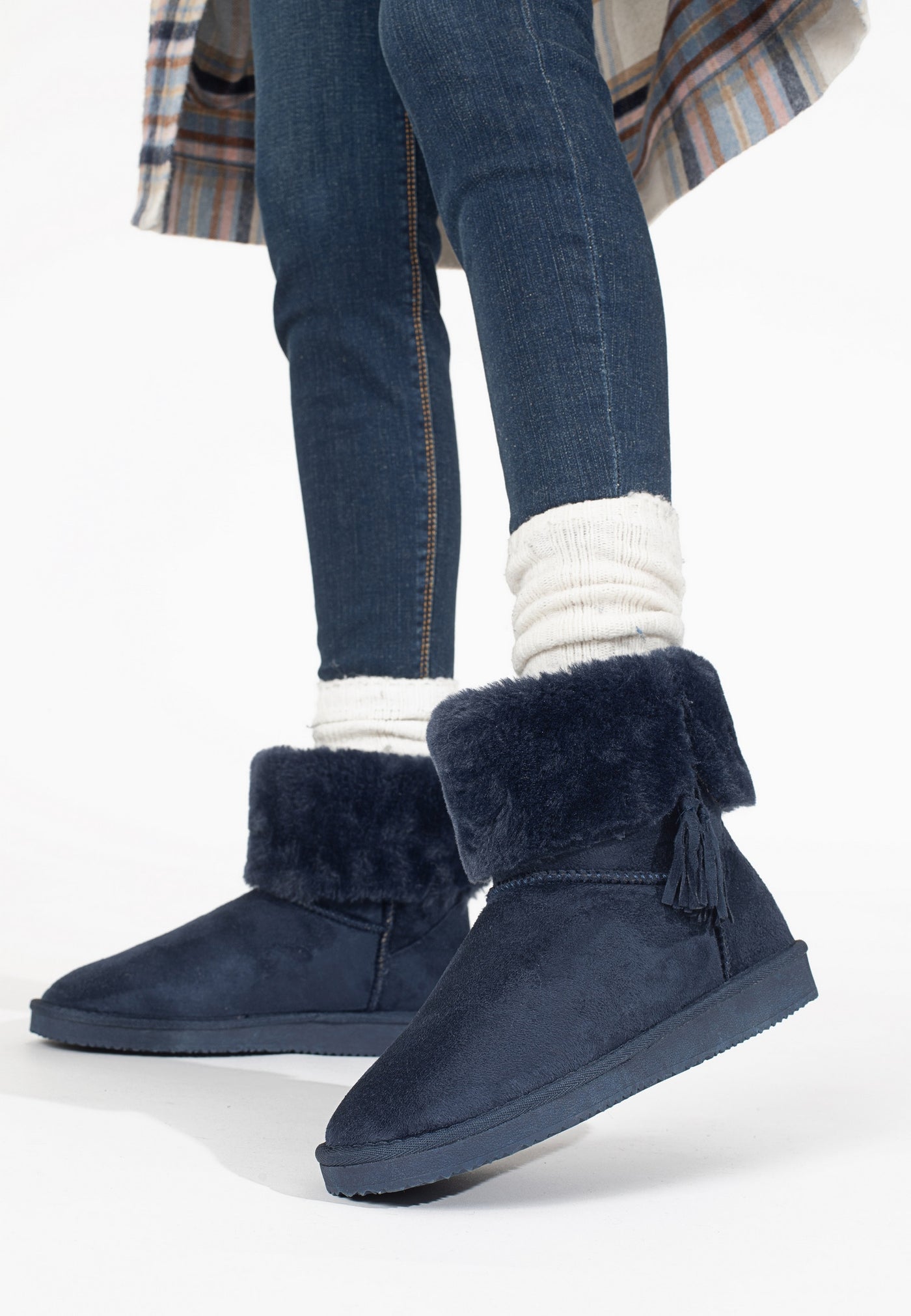 Bottines fourrées Clary marine portées avec un jean et des chaussettes écrues