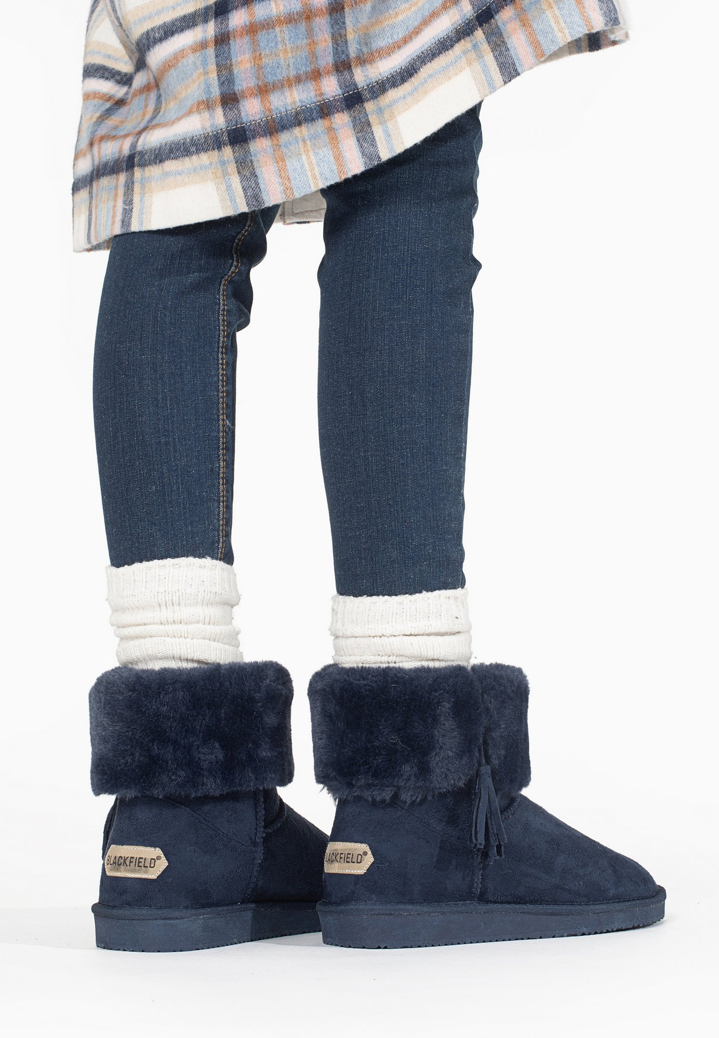 Bottines fourrées Clary marine portées de dos, étiquettes dorées aux talons