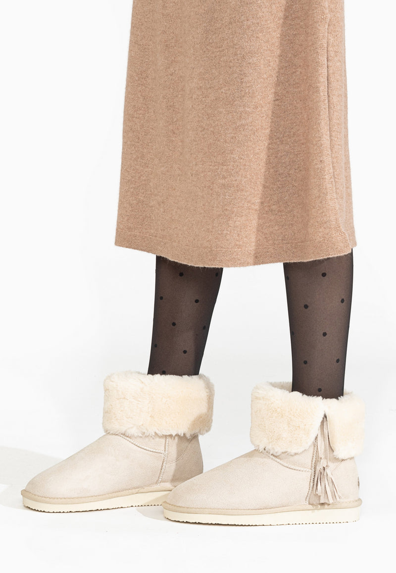 Bottines fourrées Clary naturel portées sous une jupe camel et un collant à pois