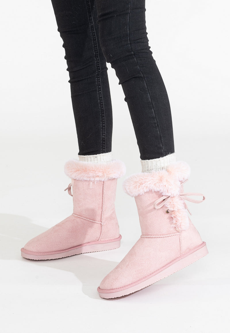 Bottines fourrées Coma rose portées avec un jean sombre et des chaussettes blanches côtelées