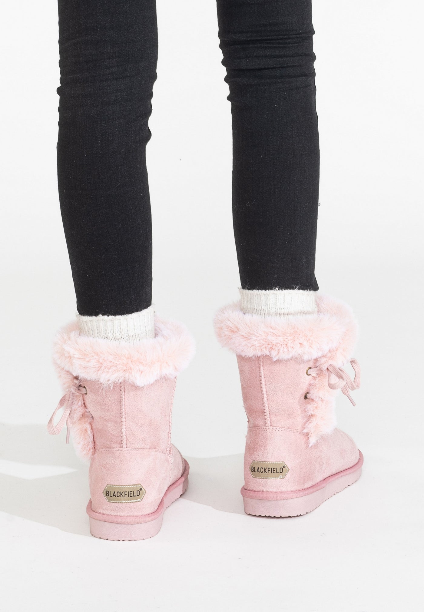 Bottines fourrées Coma rose vues de dos, étiquettes Blackfield dorées cousues aux talons