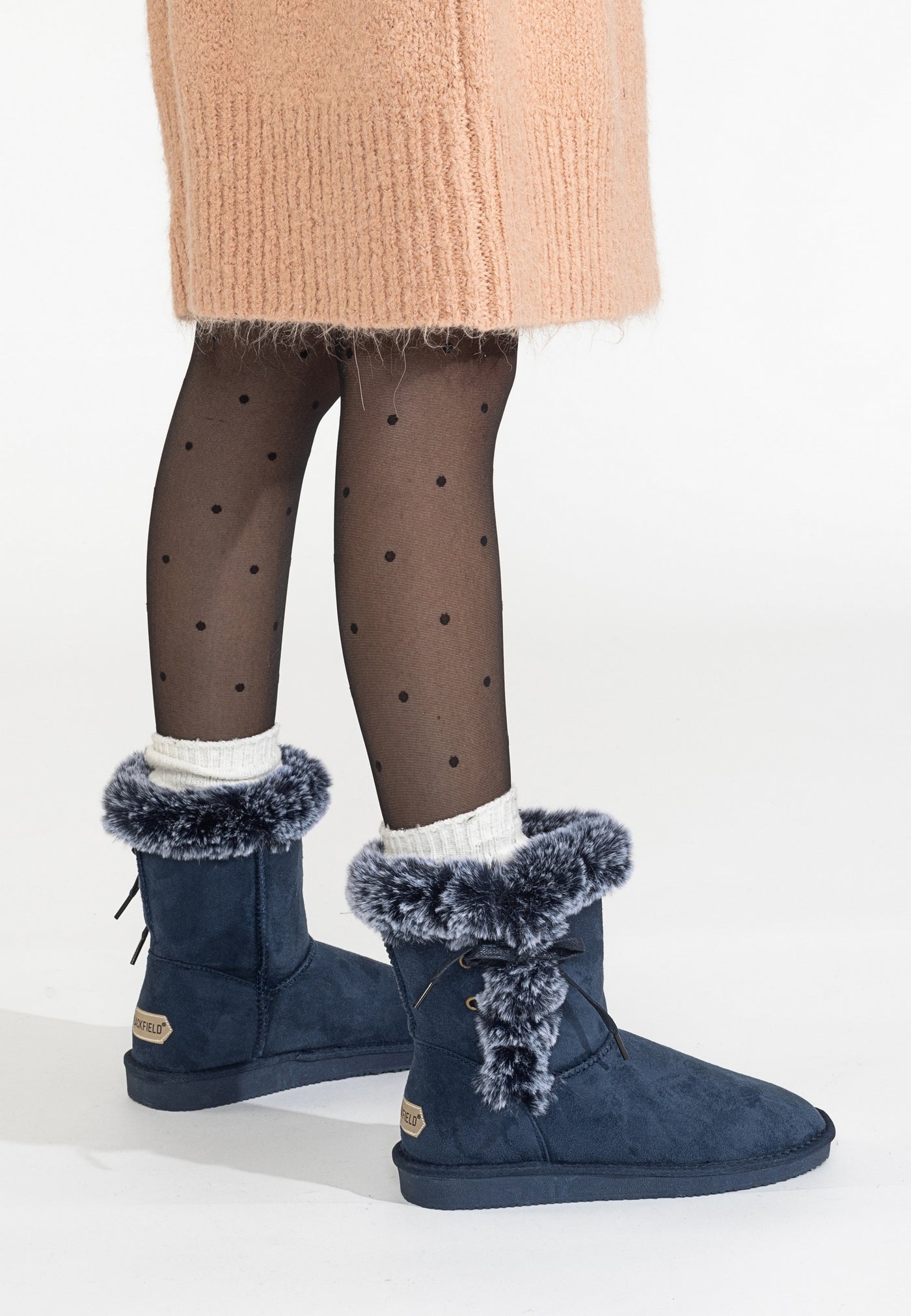 Bottines fourrées Coma marine vues de dos, chaussettes blanches et étiquettes aux talons