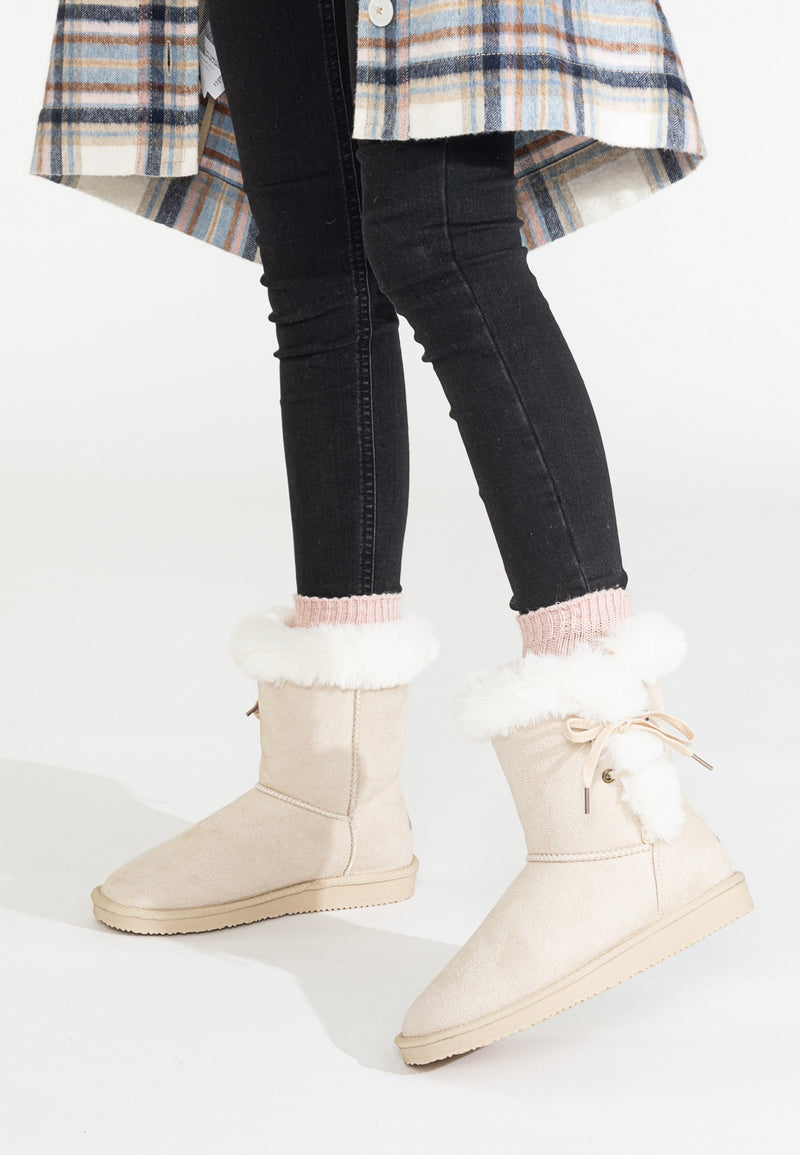Bottines fourrées Coma naturel portées avec un jean sombre et une chemise à carreaux