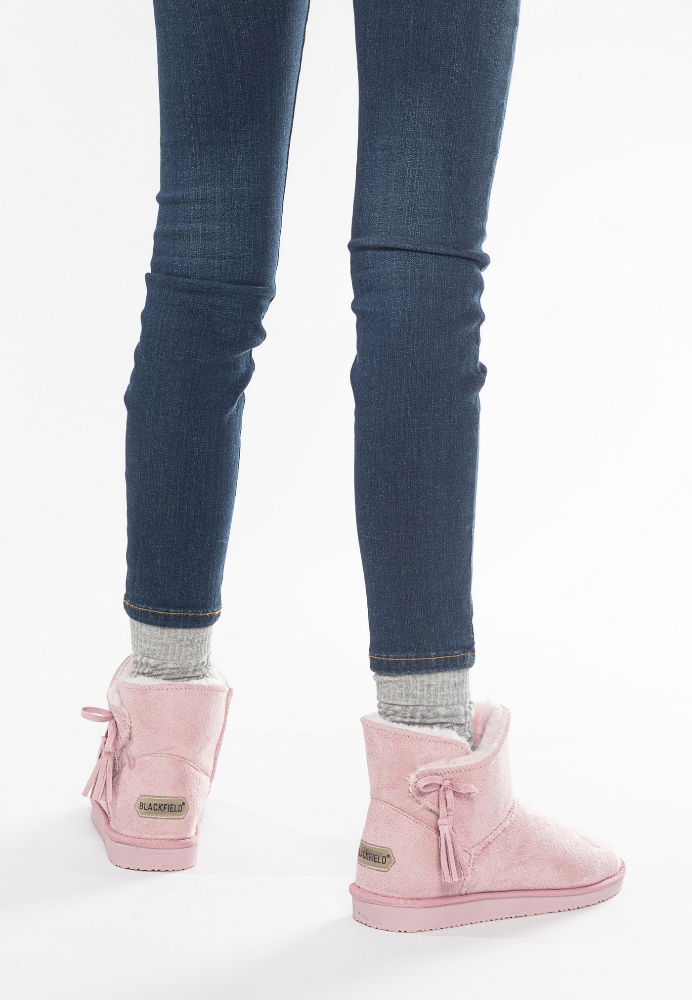 Bottines fourrées Curry rose portées de dos, plaques BLACKFIELD aux deux talons