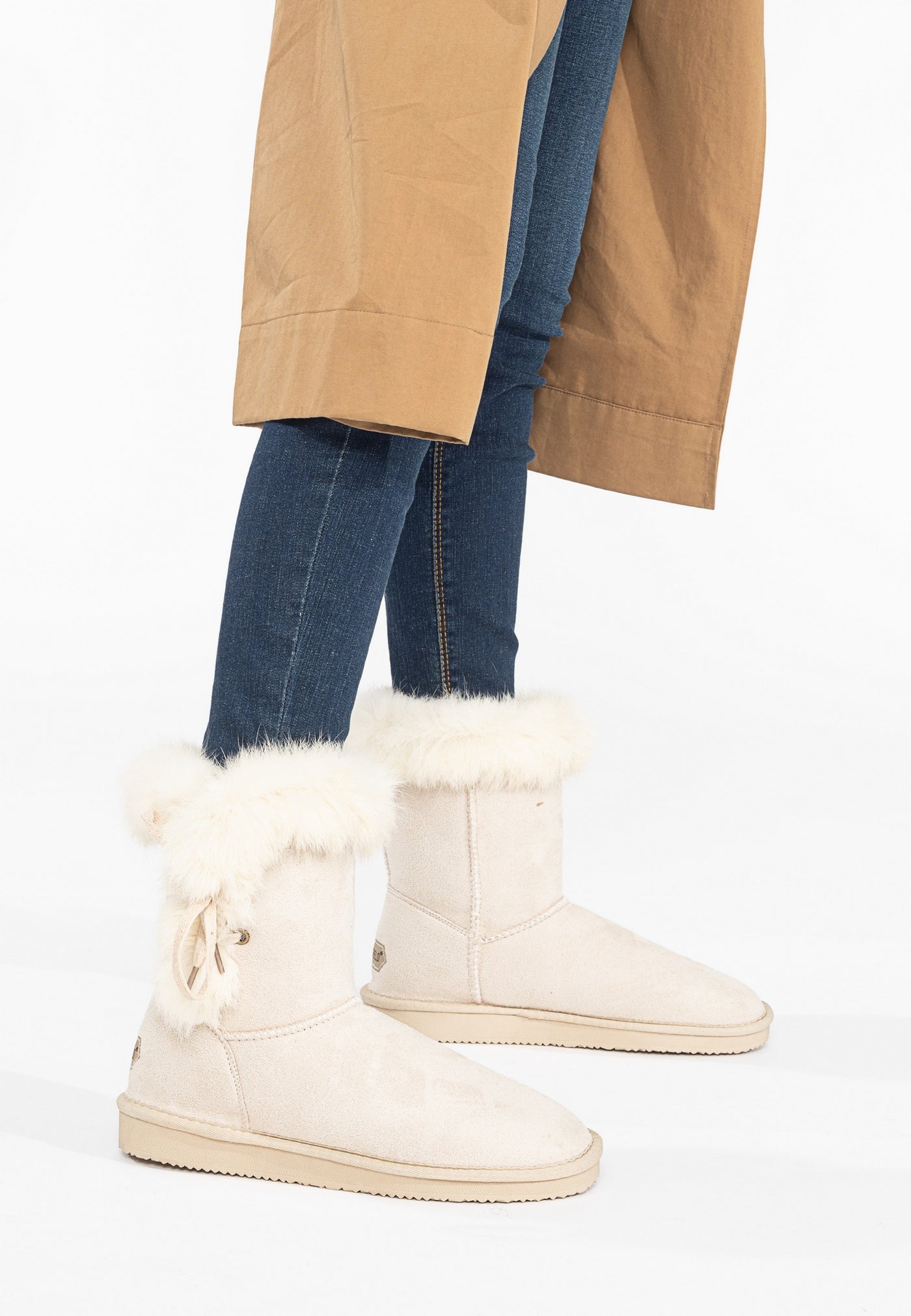 Bottines Mi-mollet Chuckson naturel fourrées, portées avec un jean bleu et un manteau