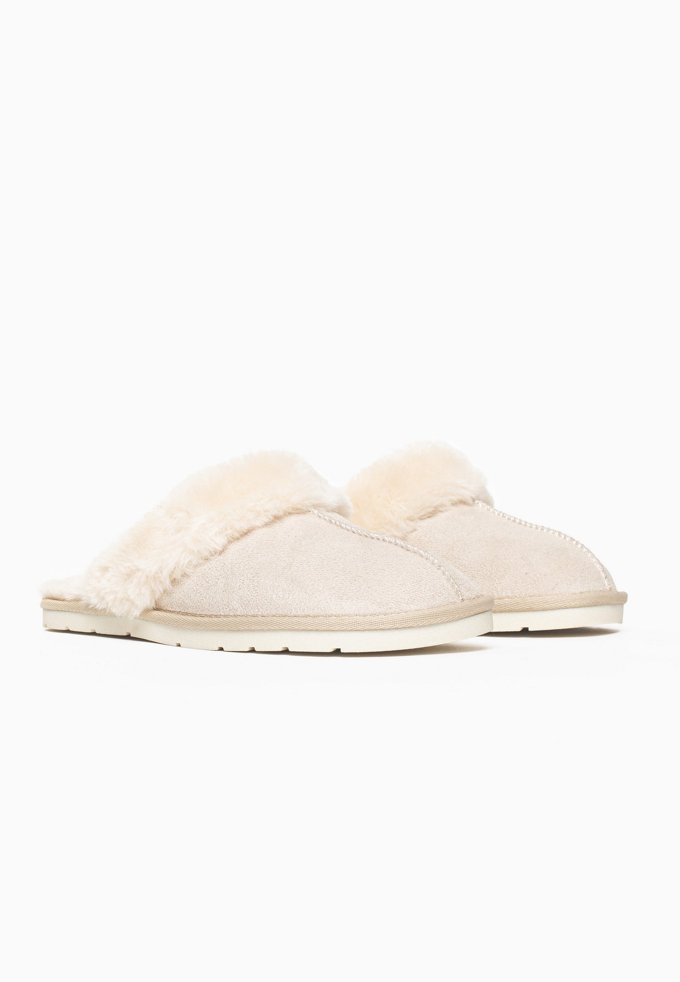 Paire de chaussons fourrés naturel Sleepers Emilija de trois-quarts, semelles écrues