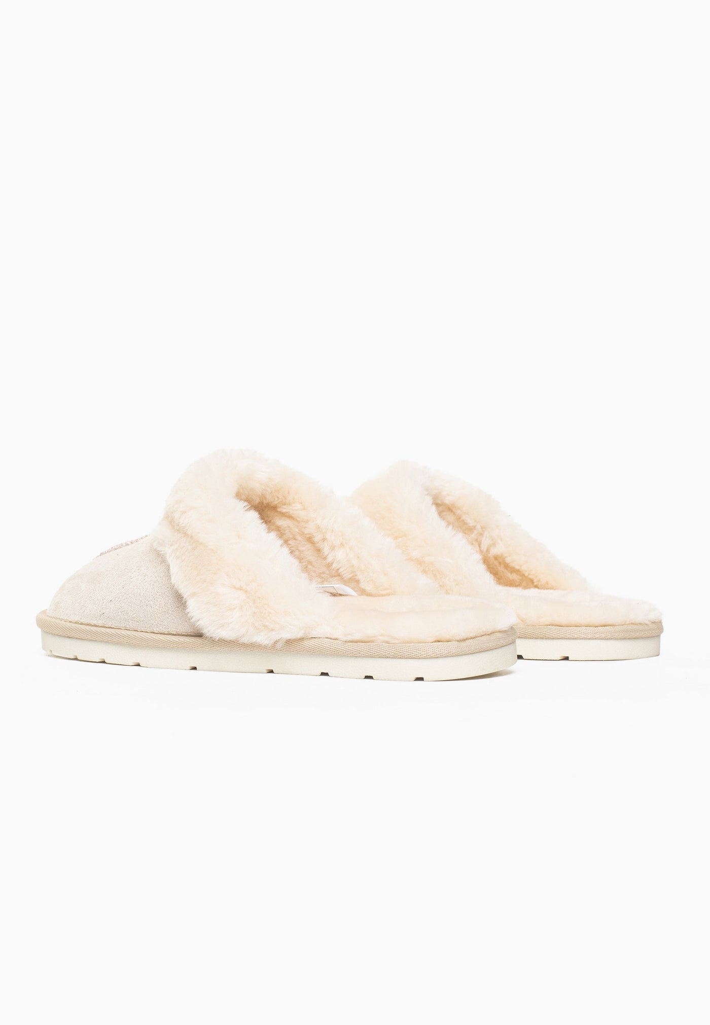 Deux chaussons fourrés naturel Sleepers Emilija de dos, talons ouverts et cols crème