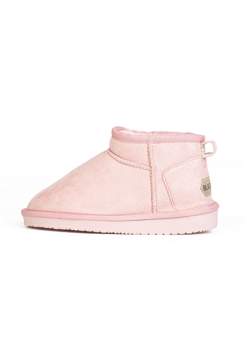 Bottine fourrée Mikela rose de profil, étiquette beige posée sur le talon