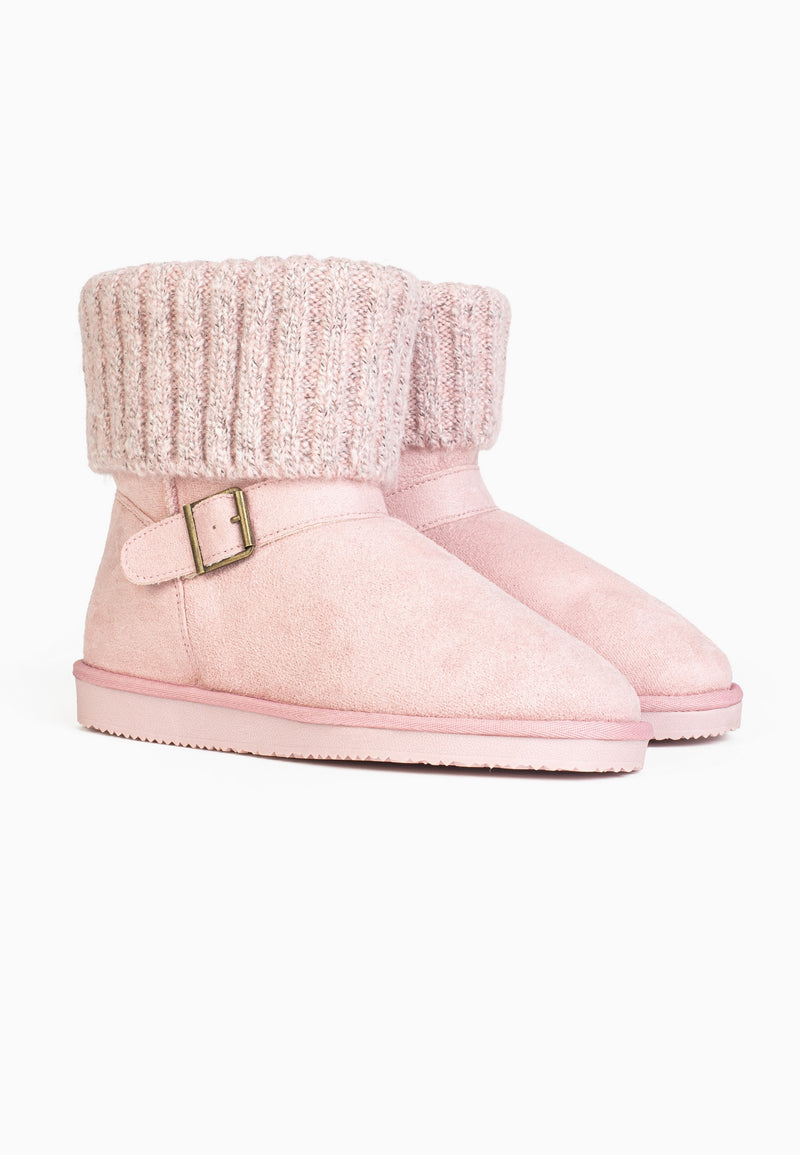 Paire de bottines fourrées Kylie rose vue de trois-quarts, boucle carrée dorée sur la bride