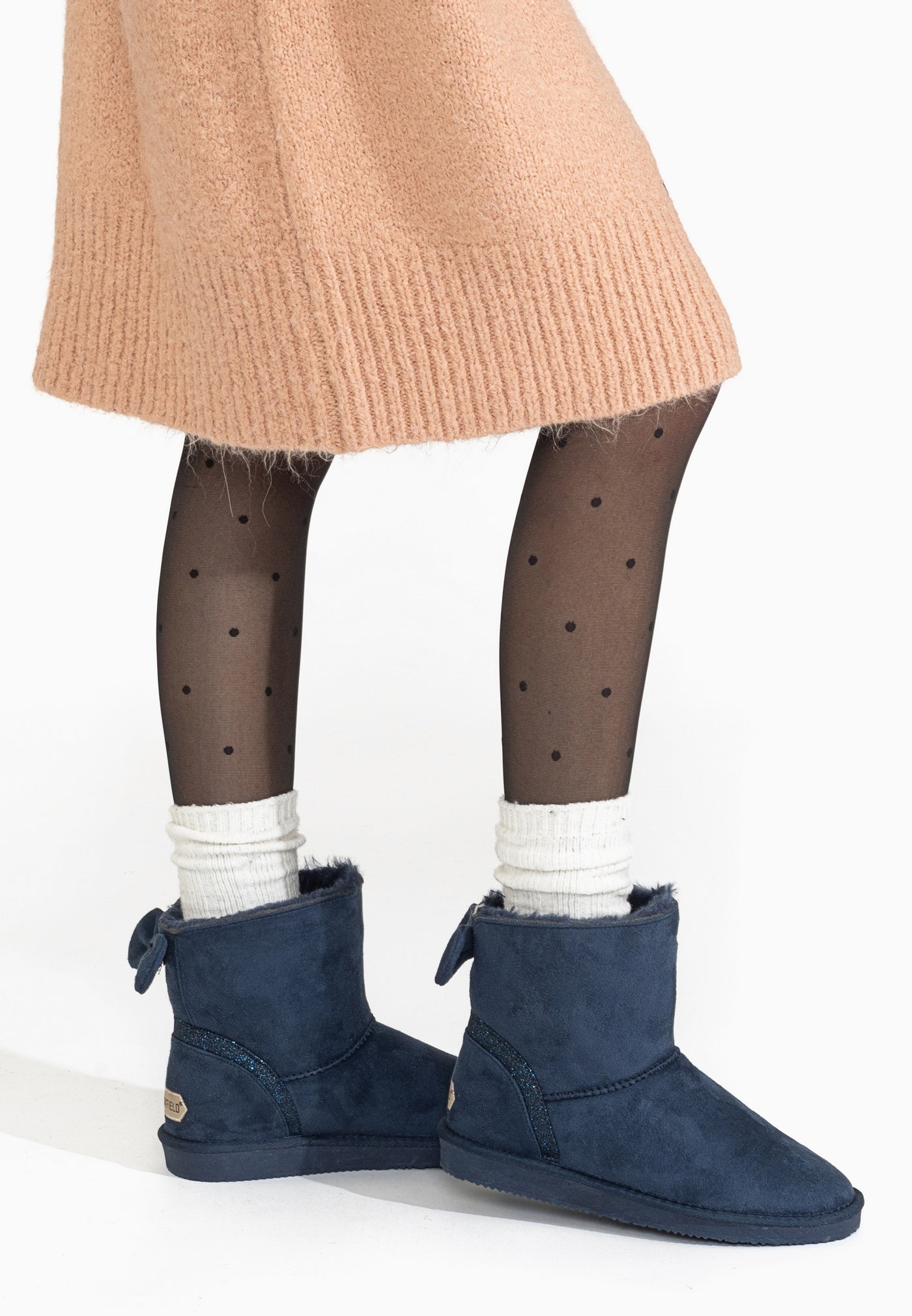 Bottines fourrées Champlain marine portées avec des collants à pois et des socquettes
