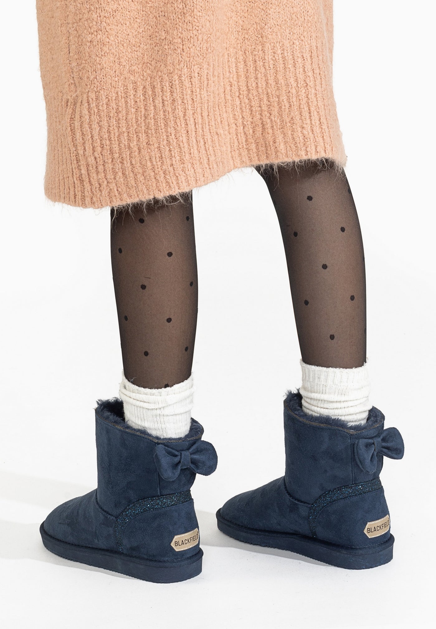 Bottines fourrées Champlain marine portées de dos, socquettes blanches repliées