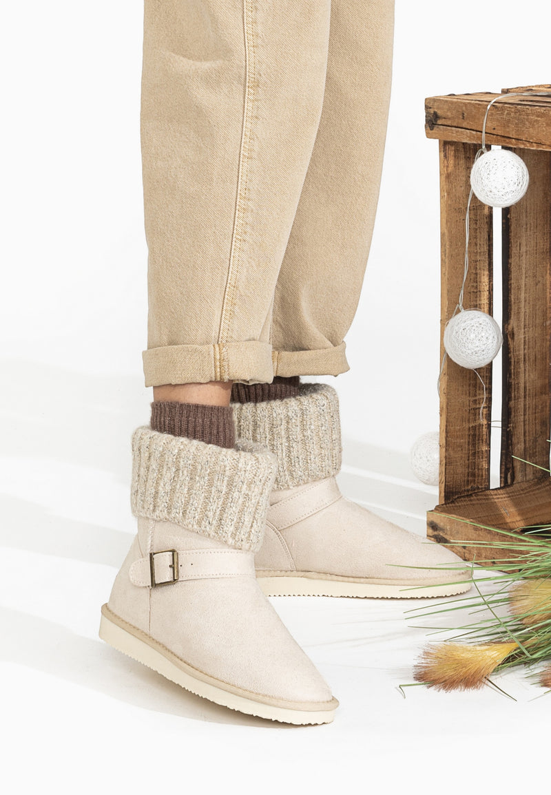 Chaussettes marron et bottines fourrées Kylie naturel portées de profil, cageot en bois