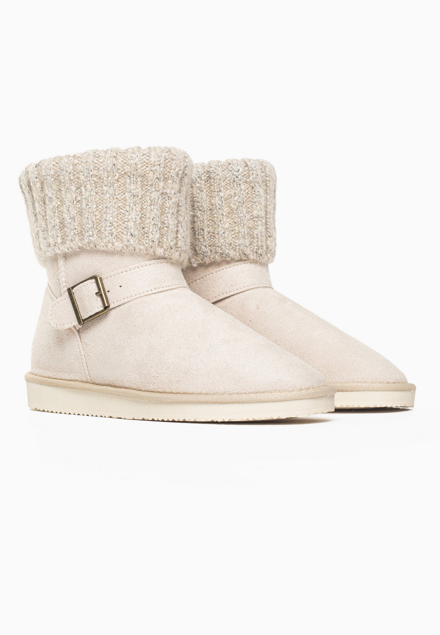 Paire de bottines fourrées Kylie naturel de trois-quarts, boucle laiton sur la bride