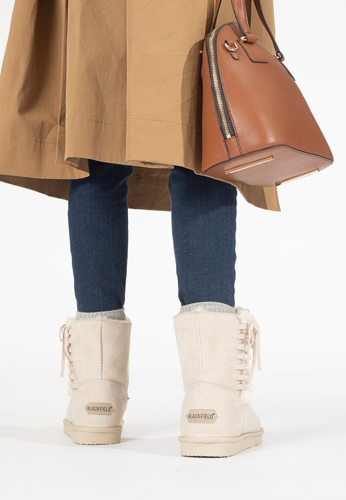Bottines fourrées Nueltin naturel vues de dos, jean brut et trench sable