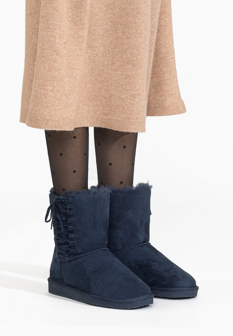 Bottines fourrées Nueltin marine portées de dos avec des collants à pois