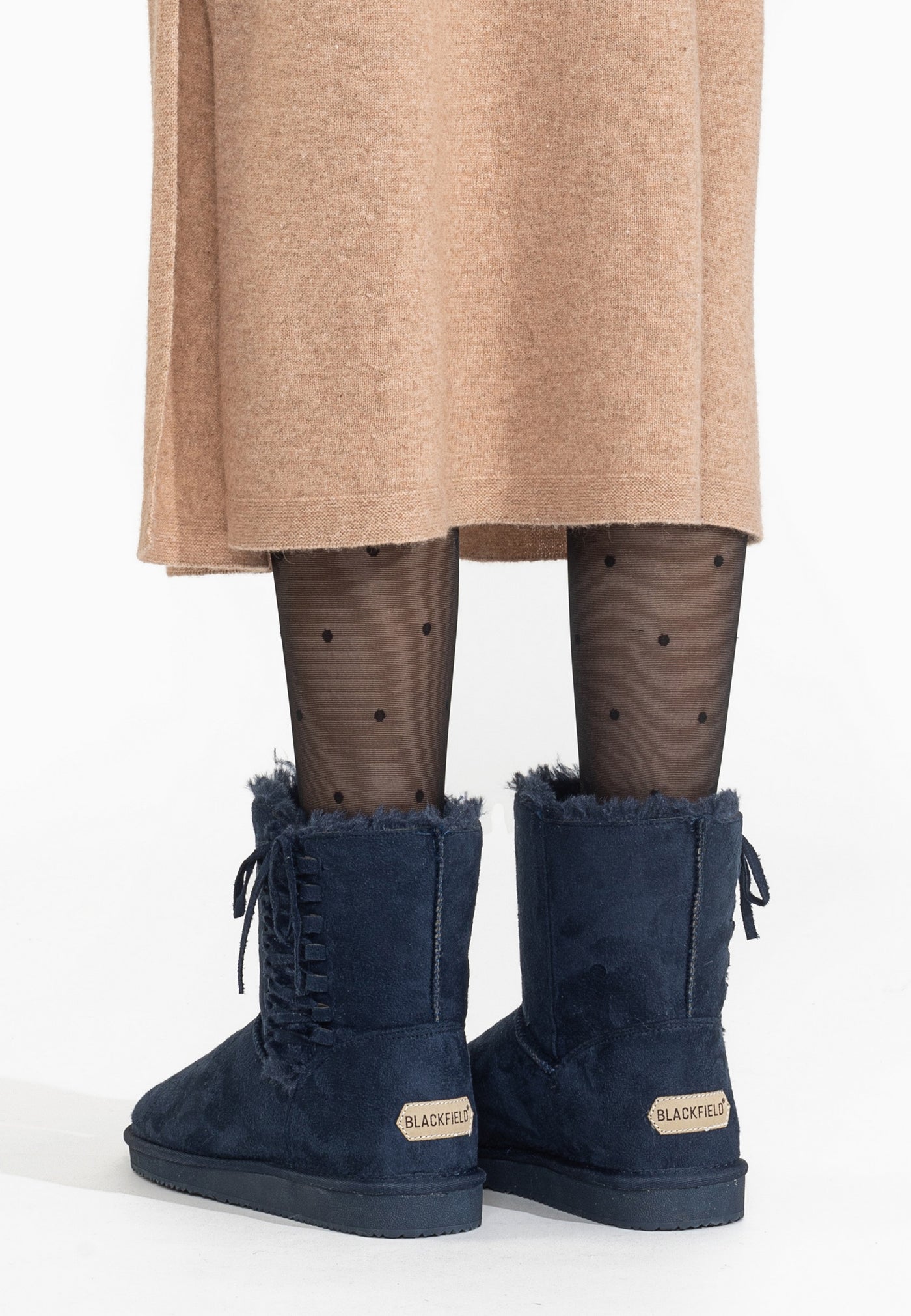 Paire de bottines fourrées Nueltin marine vue de dos, jupe longue et étiquettes